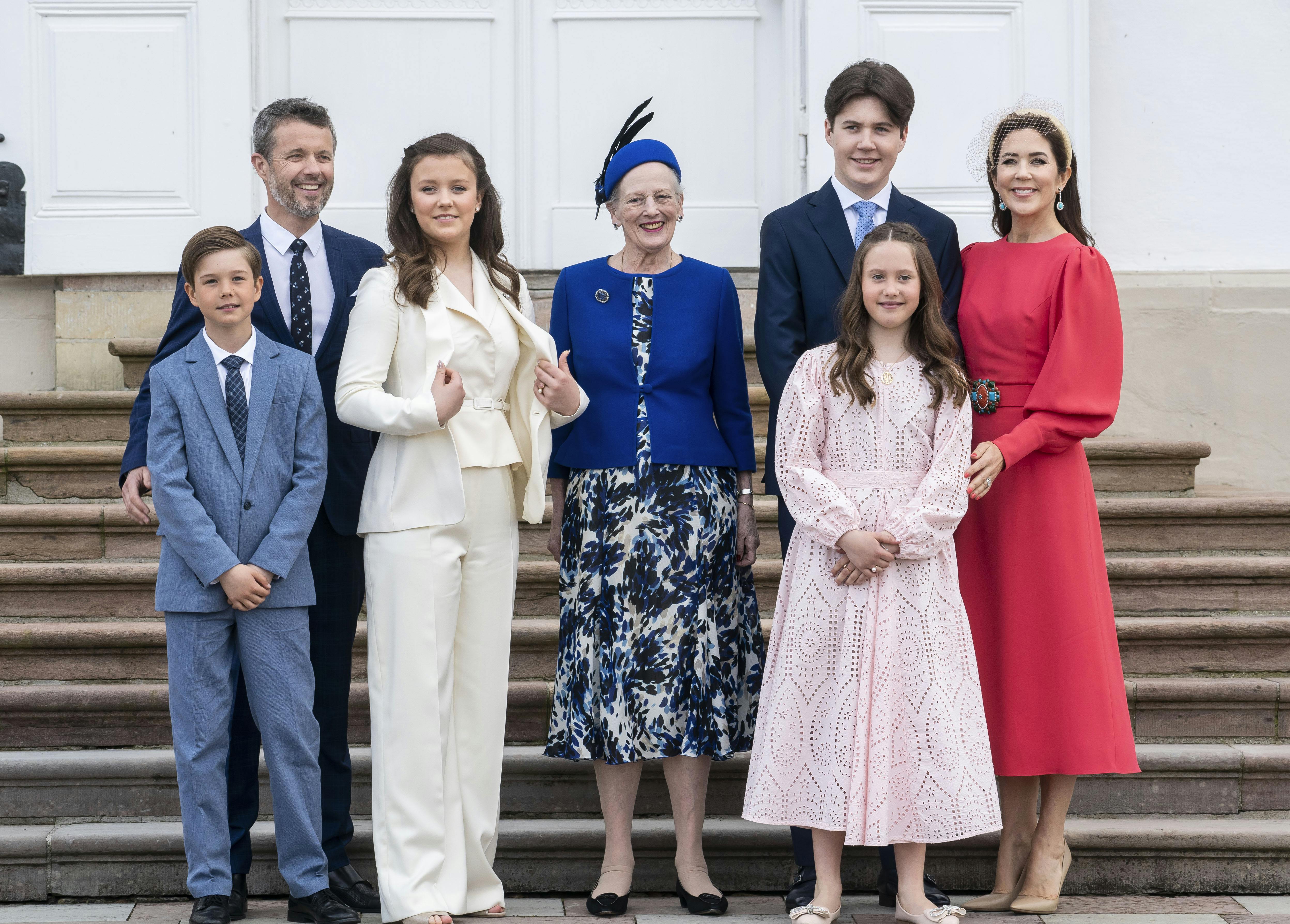 Her ses dronningen og kronprinsfamilien foran Fredensborg Slot til prinsesse Isabellas konfirmation. 