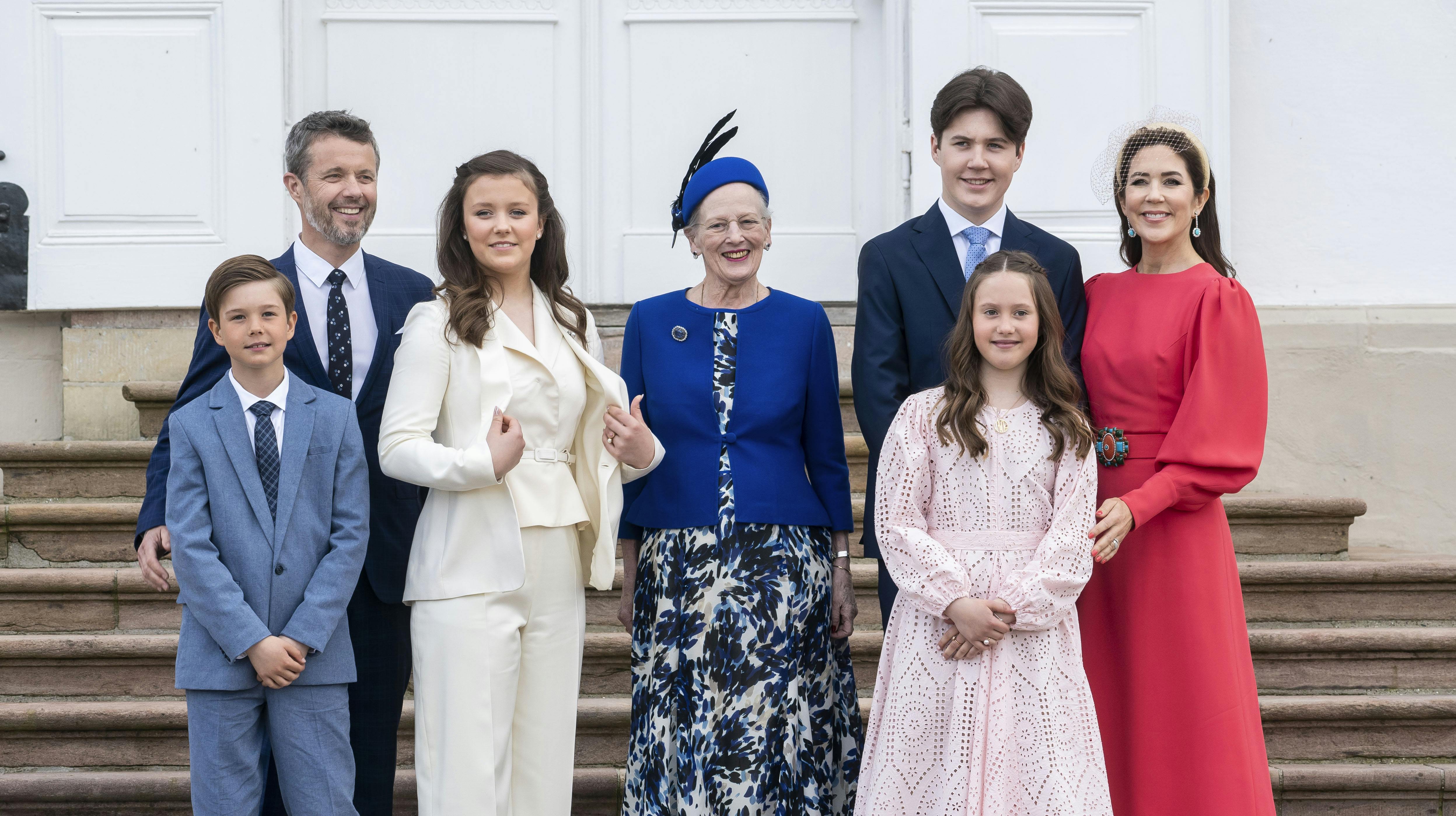 Her ses dronningen og kronprinsfamilien foran Fredensborg Slot til prinsesse Isabellas konfirmation.