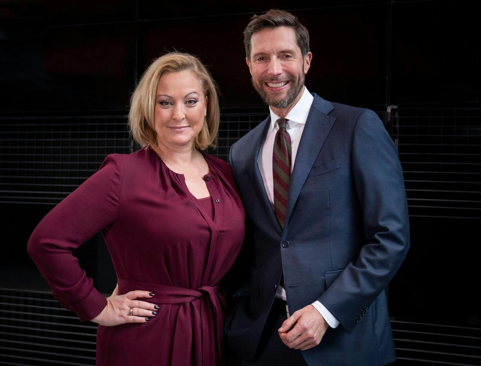 Planerne for nytårsaften er på plads: – Den tilbringer jeg – som altid var jeg ved at sige – i stiv kuling på Amalienborg Slotsplads med Dronningens nytårstale og Kåre Quist, fortæller Surrugue. Hvad der skal ske derefter, ved hun endnu ikke.