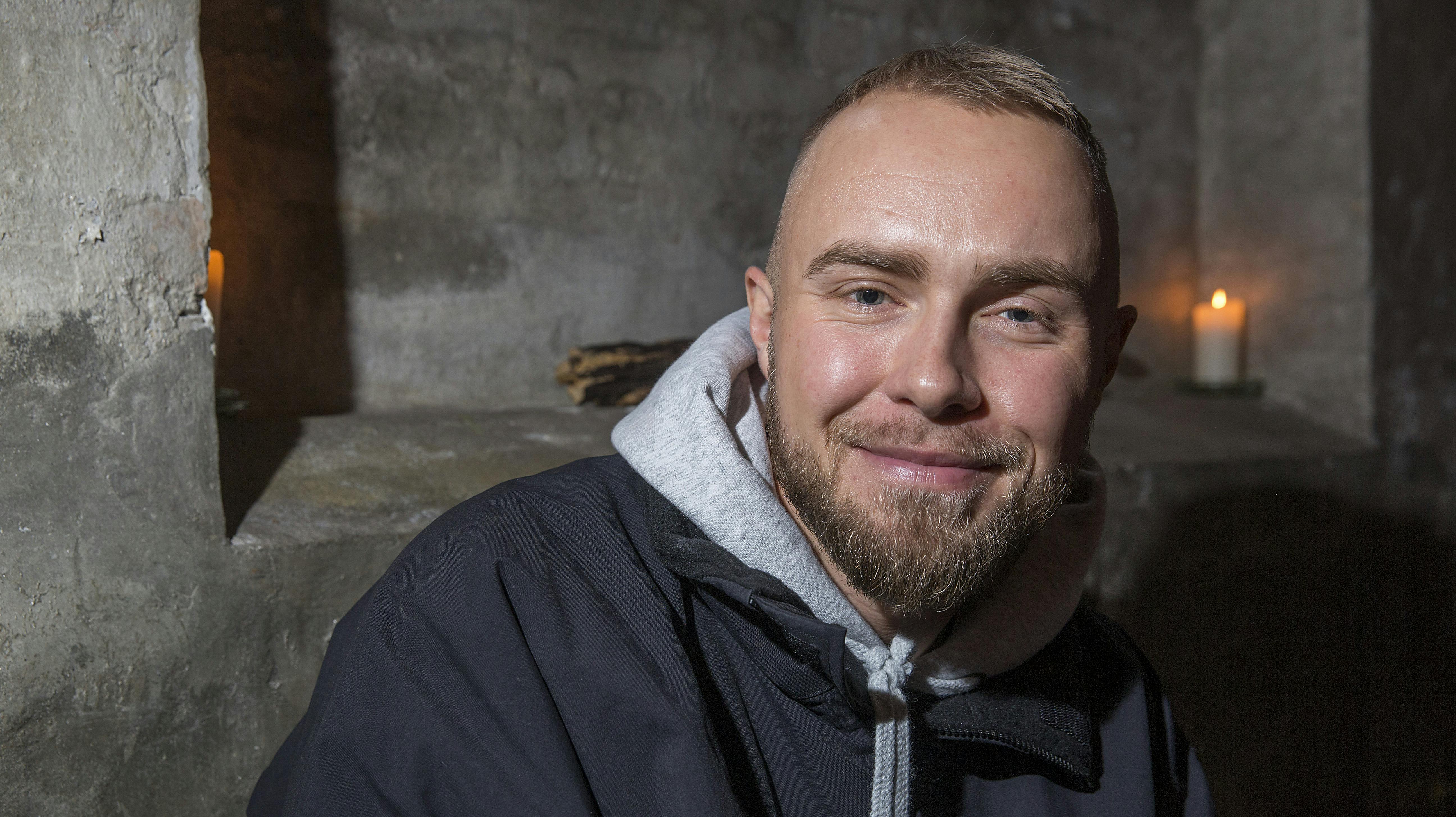 Peter Falktoft var mandag ude for et voldsomt uheld, da han var oppe og træne. Det kostede næsten en finger.