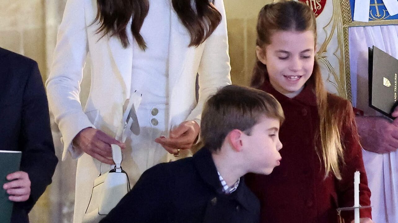 Prins Louis var en vaskeægte drillenisse, da den britiske kongefamilie lørdag deltog i julekoncert i Westminster Abbey.