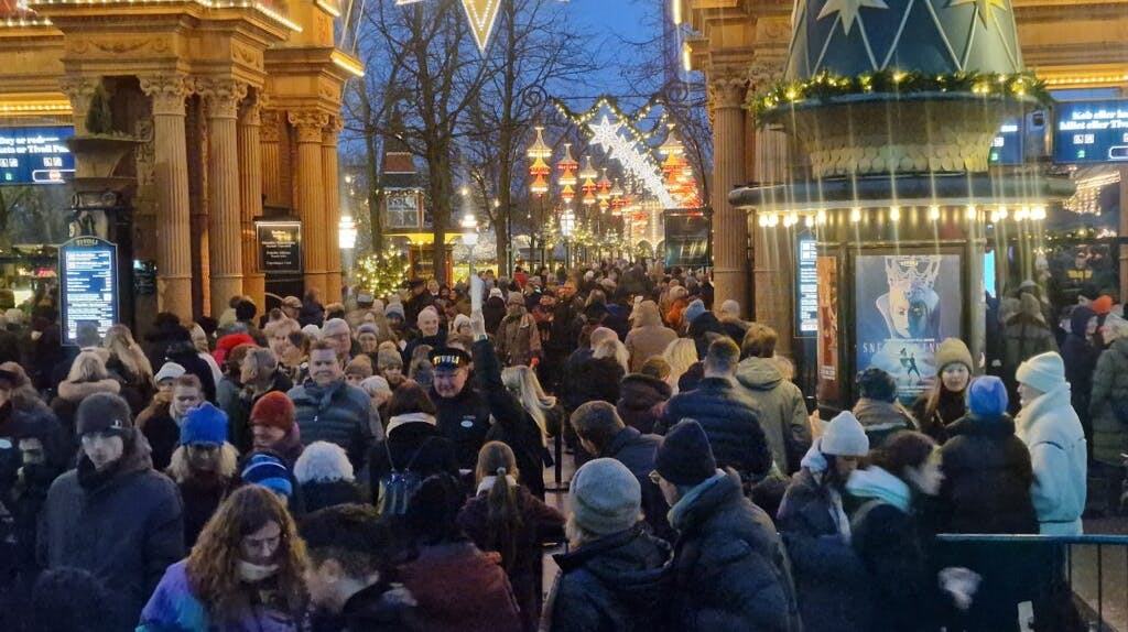 Der er kø så langt, øjet rækker. Mange vil nemlig i Tivoli for at se julelysene og opleve julehyggen lørdag eftermiddag. 