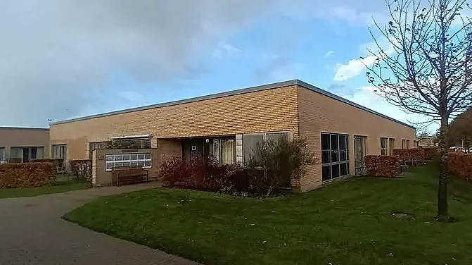 Flere medarbejdere fra hospicet Lynghuset i Højby i Odsherred Kommune er blevet hjemsendt, efter at en læge har foretaget politianmeldelse i forbindelse med en borgers dødsfald på stedet.