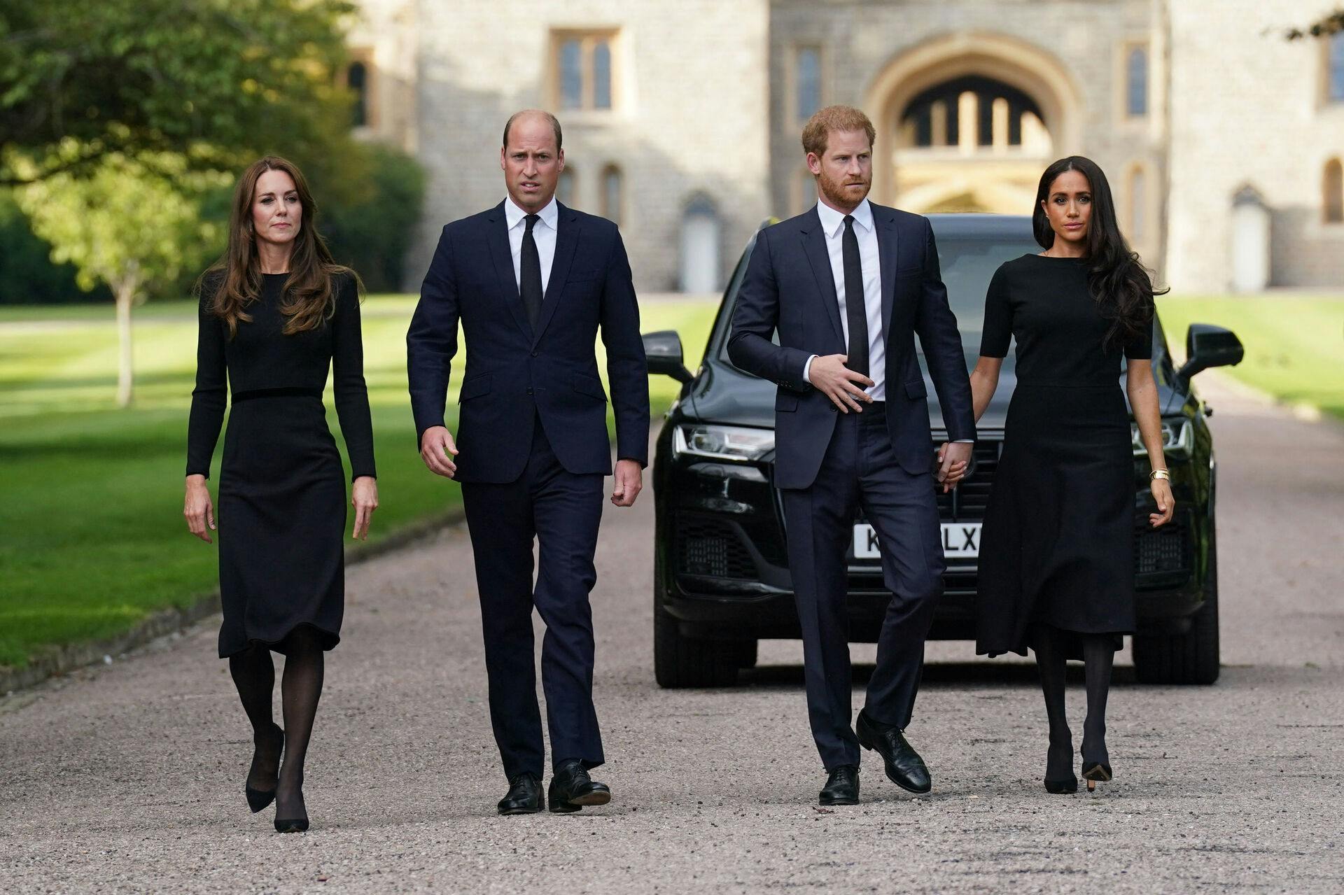 Forholdet til den engelske kronprins, William, har heller ikke været godt i flere år. I en ny bog er det blandt andet kommet frem, at Kate Middleton var blandt de royale, der stillede spørgsmålstegn ved hudfarven på Harry og Meghan Markles kommende børn.