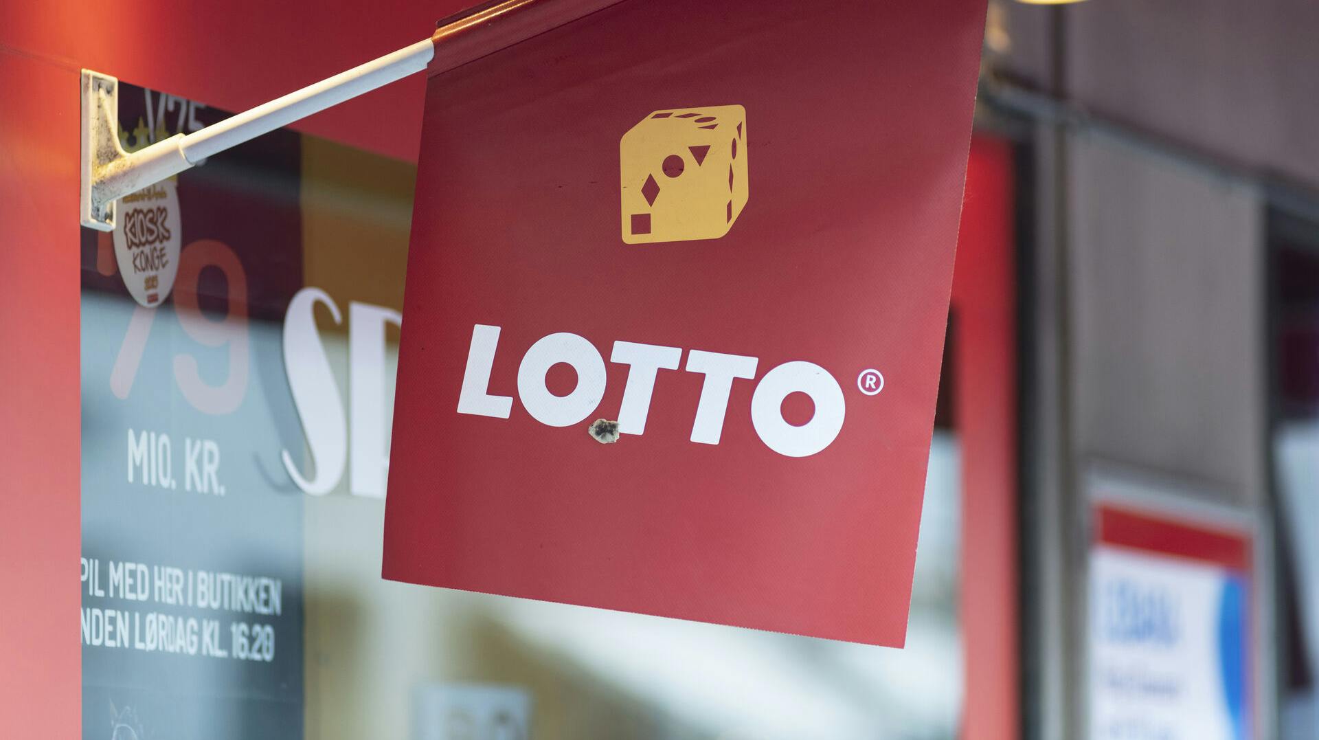 En ældre herre har vundet syv millioner kroner i Lotto, men agter ikke at bruge pengene på sig selv.