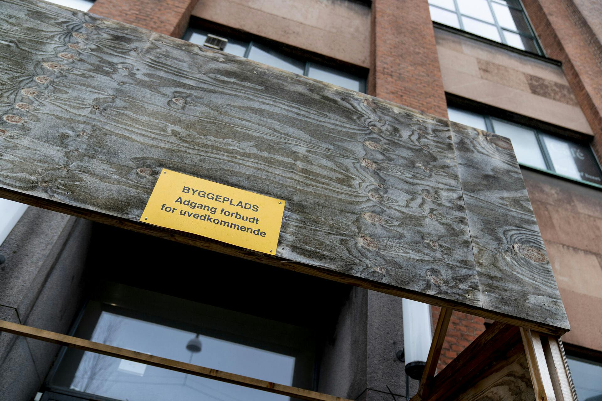 Siden maj 2020 har Frederiksberg Svømmehal stået hen som en byggeplads - nu ender projektet også med at gå omkring 100 millioner over budget.