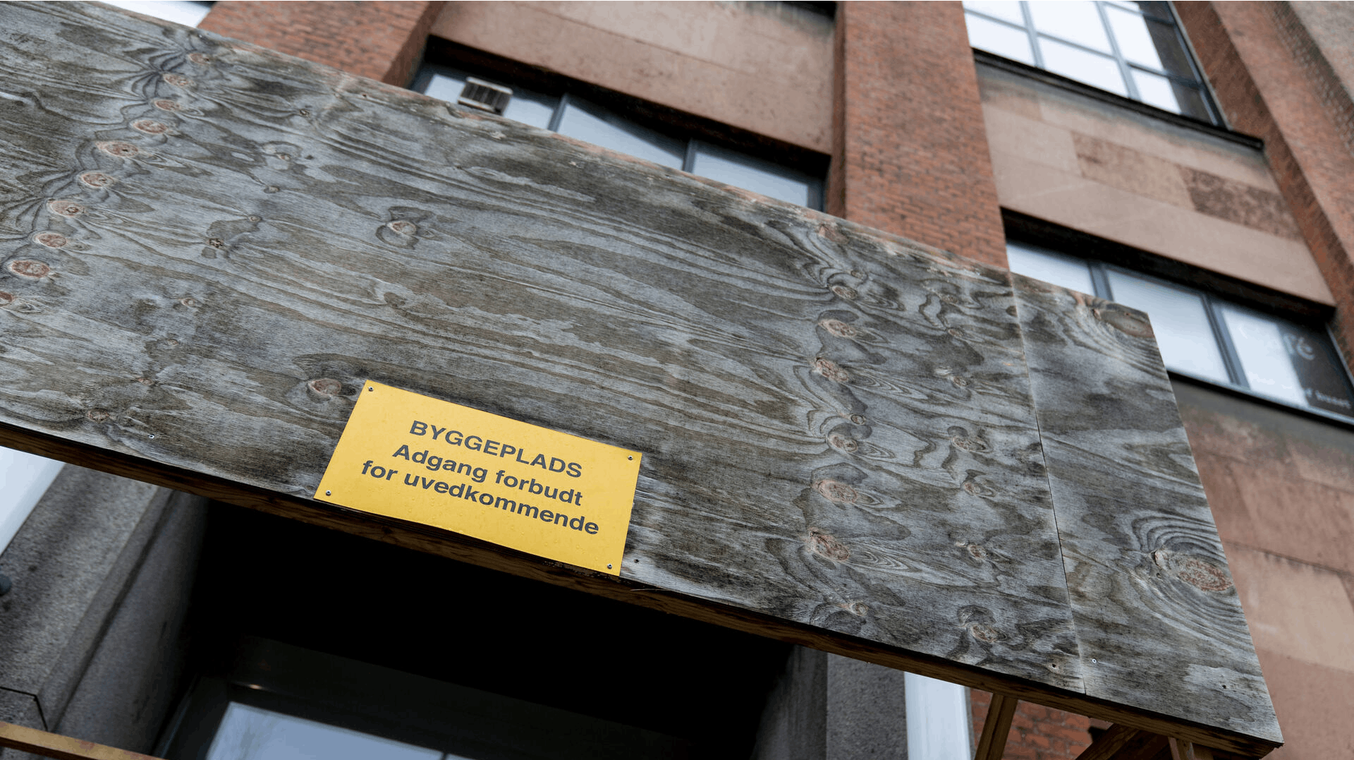 Siden maj 2020 har Frederiksberg Svømmehal stået hen som en byggeplads - nu ender projektet også med at gå omkring 100 millioner over budget.