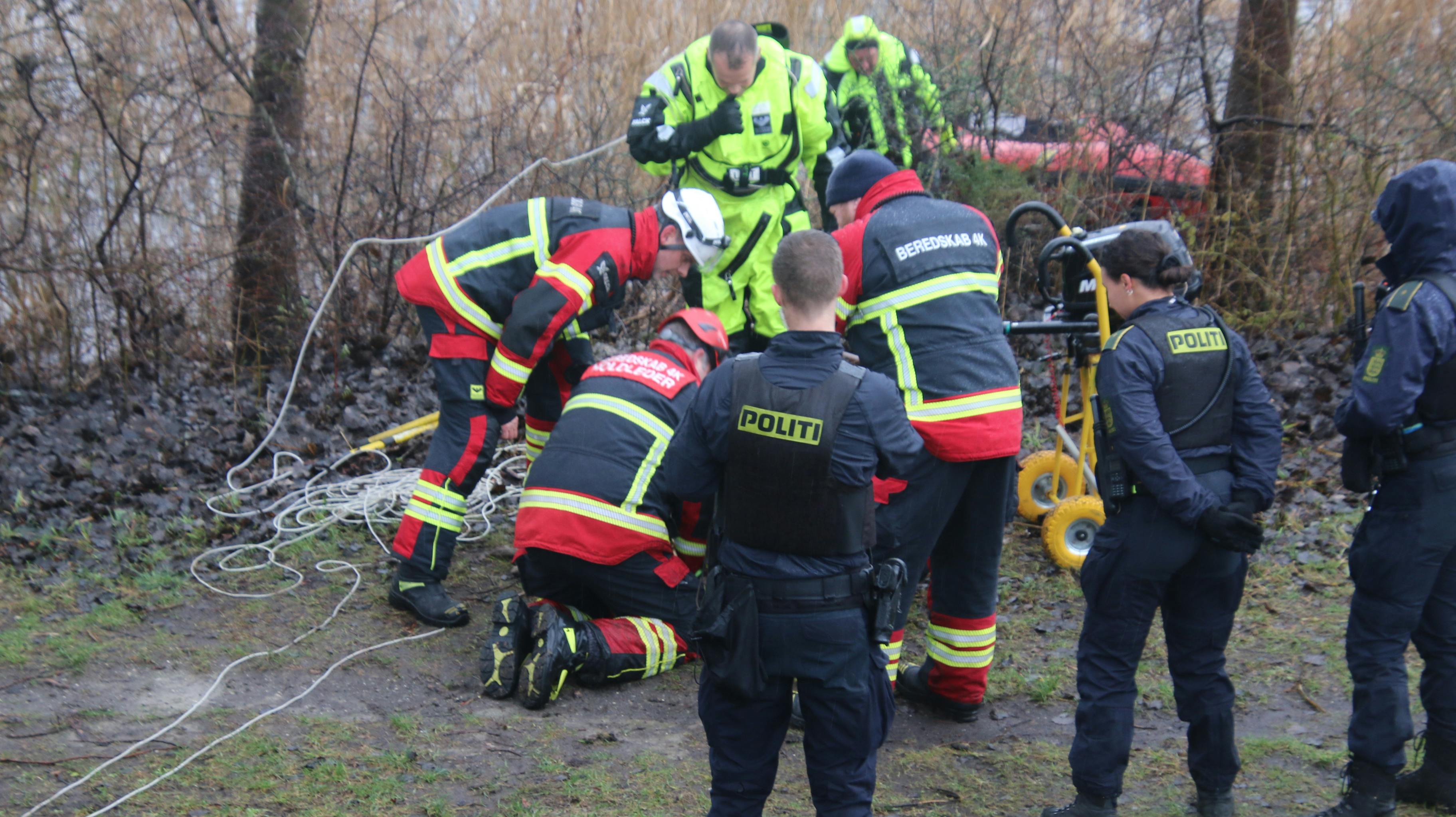 Her forsøger redningsmandskab at live hunden op. Se flere billeder fra aktionen i galleriet i bunden af artiklen.