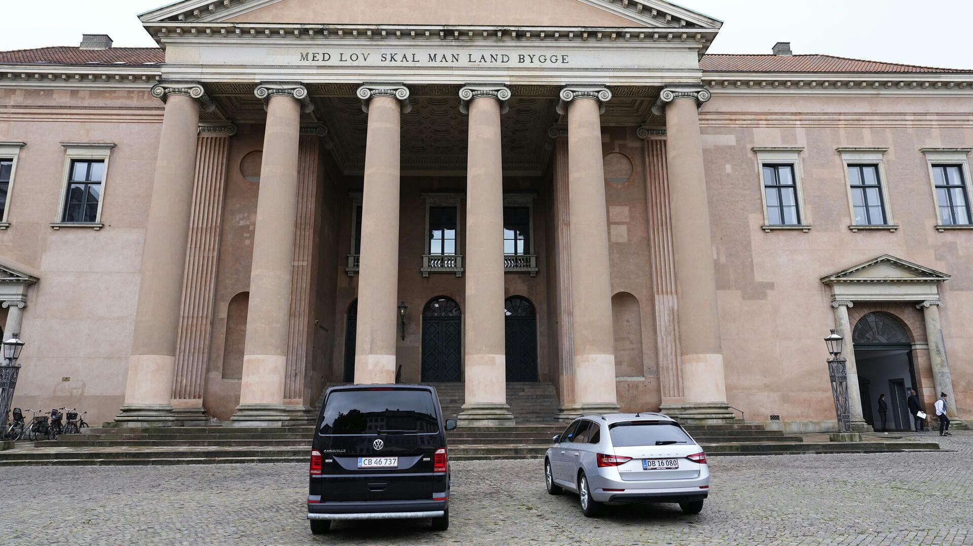 Københavns Byret har mandag taget hul på behandlingen af en sag, hvor en 49-årig musiker sidder tiltalt for voldtægt og besiddelse af hash og skunk.