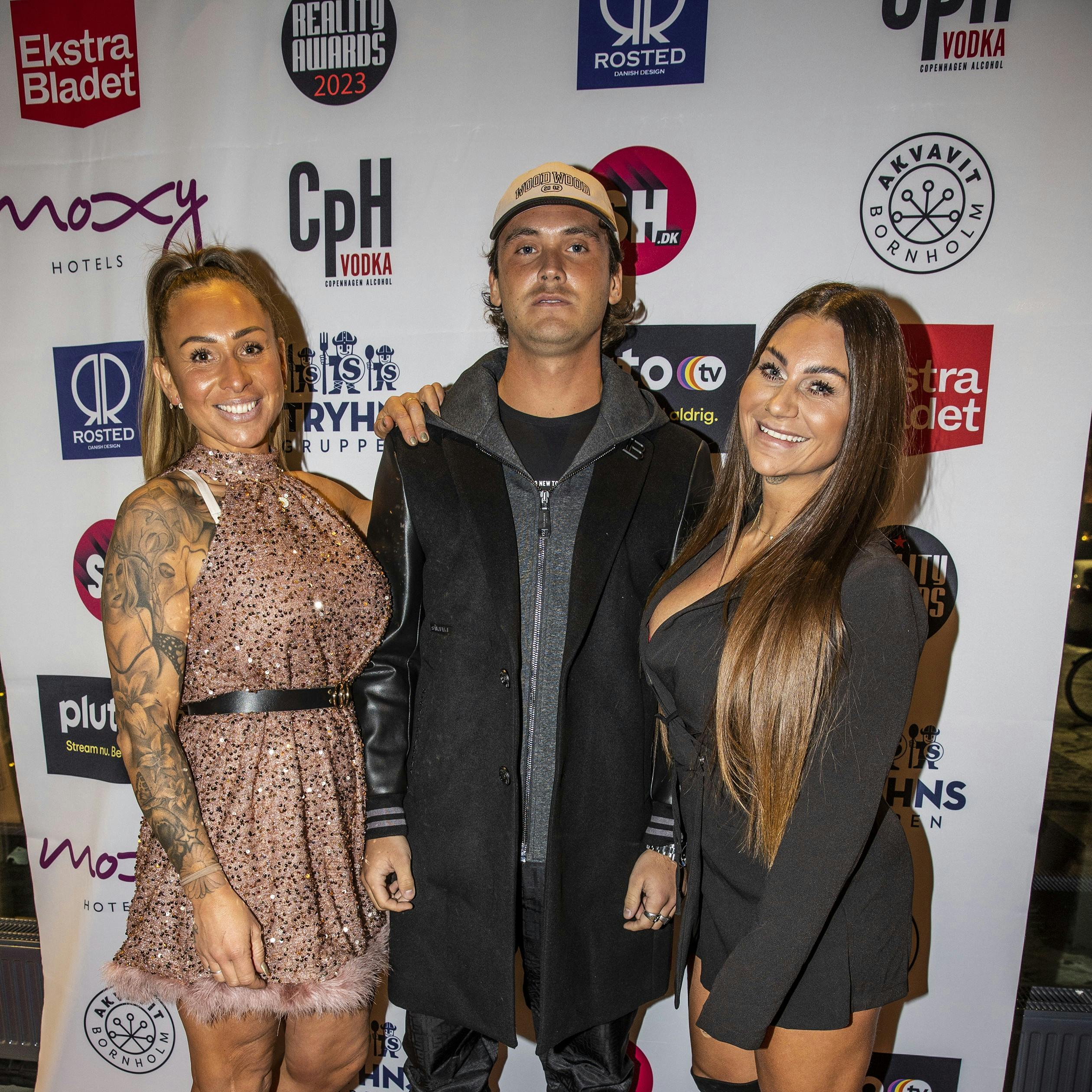 For få uger siden havde Mie Fitness endnu ikke afsløret, at hun bar på en sød hemmelighed. Her er hun til julefrokost med "Robinson"-kollegerne Lukas Bach og Kia Skou Jensen.