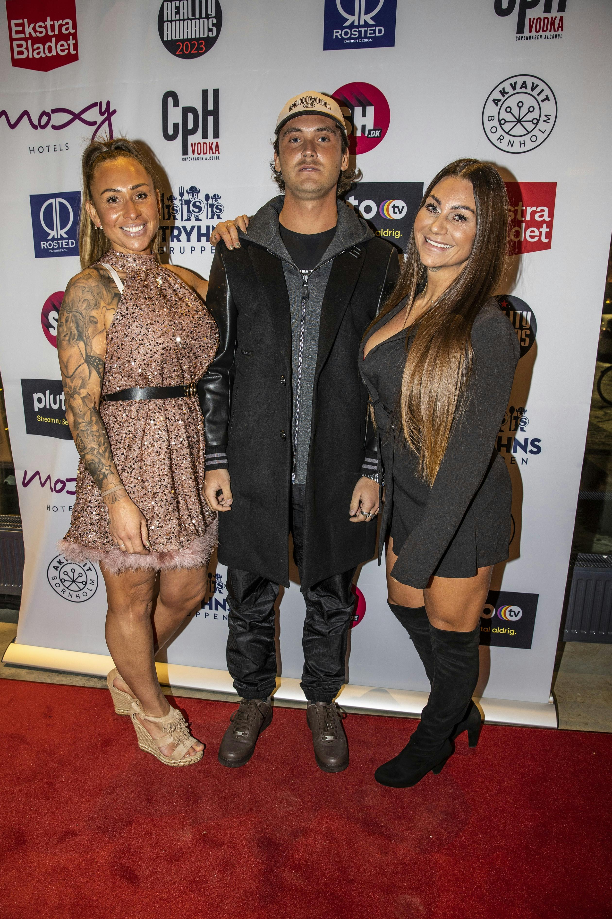 For få uger siden havde Mie Fitness endnu ikke afsløret, at hun bar på en sød hemmelighed. Her er hun til julefrokost med "Robinson"-kollegerne Lukas Bach og Kia Skou Jensen.