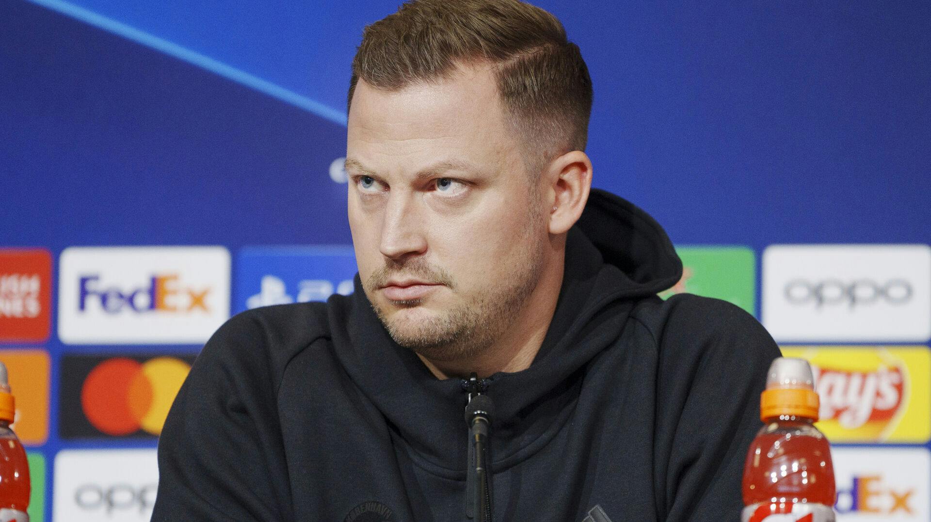 Cheftræner Jacob Neestrup på dagens pressemøde forud for opgøret mod Galatasaray. 