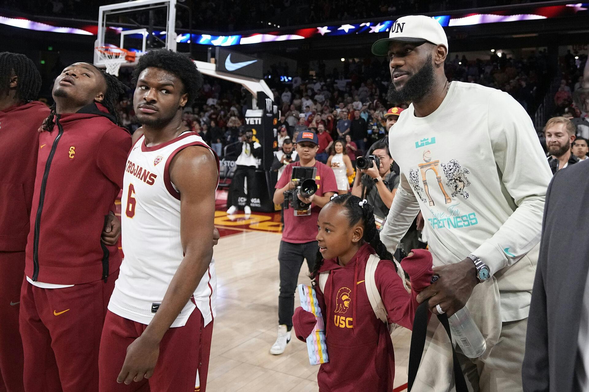 LeBron James var den stolte far på sidelinjen, da Bronny James vendte tilbage efter sit hjertestop. 