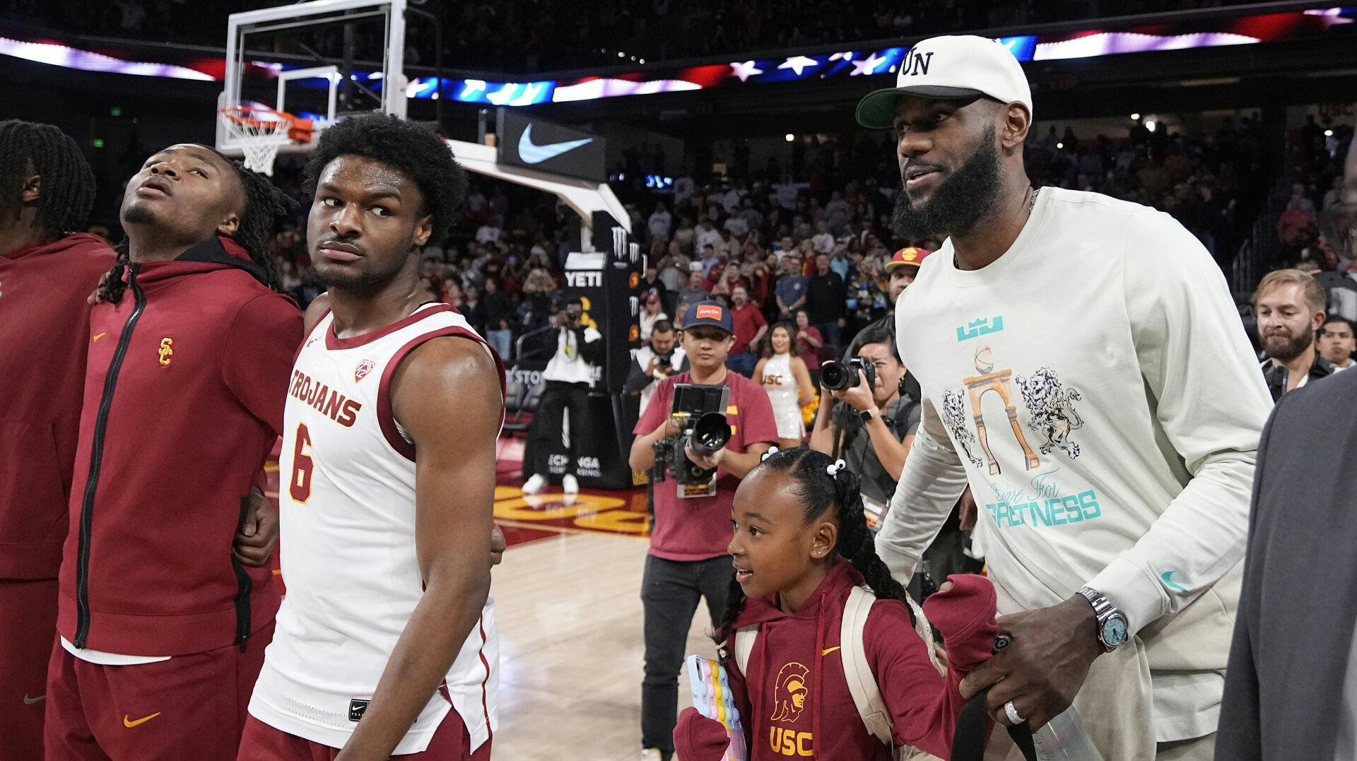 LeBron James var den stolte far på sidelinjen, da Bronny James vendte tilbage efter sit hjertestop.