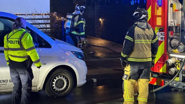 Både politi- og brandfolk var til stede ved branden, hvor ingen heldigvis kom galt afsted. 