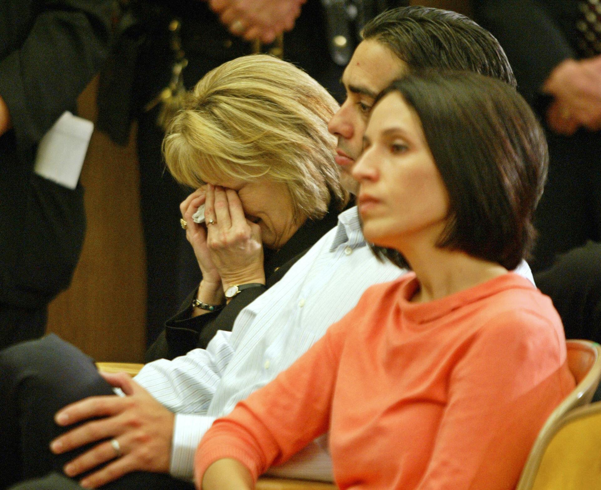 Lacis mor Sharon Rocha bliver trøstet af sin mand Ron Grantski efter nyheden om, at deres datter er død.