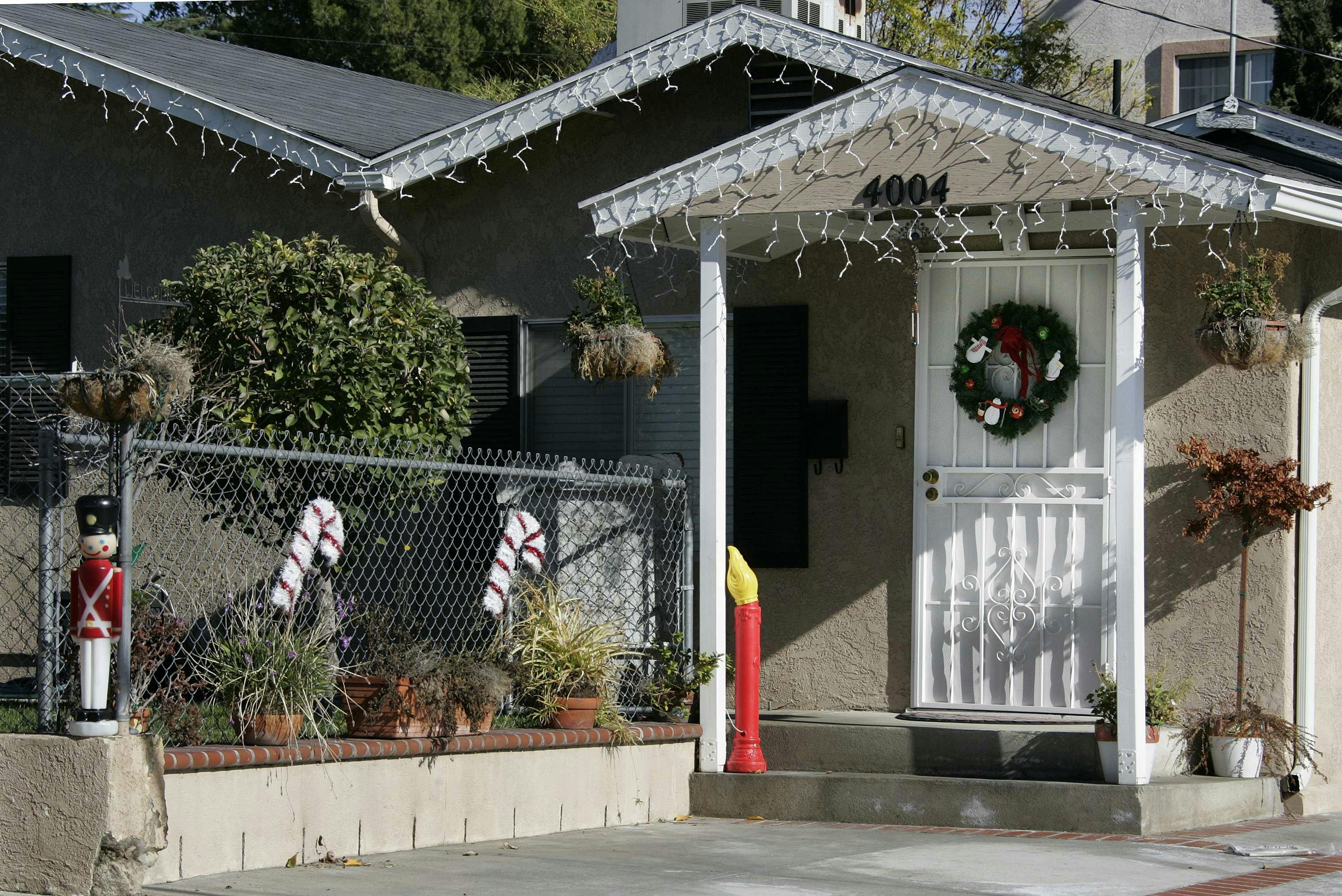 Christmas decorations and a wreath on the front door are pictured at the home of the late Bruce Jeffrey Pardo in Montrose, Calfornia, a suburb of Los Angeles December 26, 2008. Pardo, dressed in a Santa Claus suit opened fire on partygoers at his former in-laws home in Covina, California on Christmas Eve, then set the house ablaze, causing nine deaths, then left the scene, and drove to his brother's home where Pardo killed himself with a gun. REUTERS/Fred Prouser (UNITED STATES)