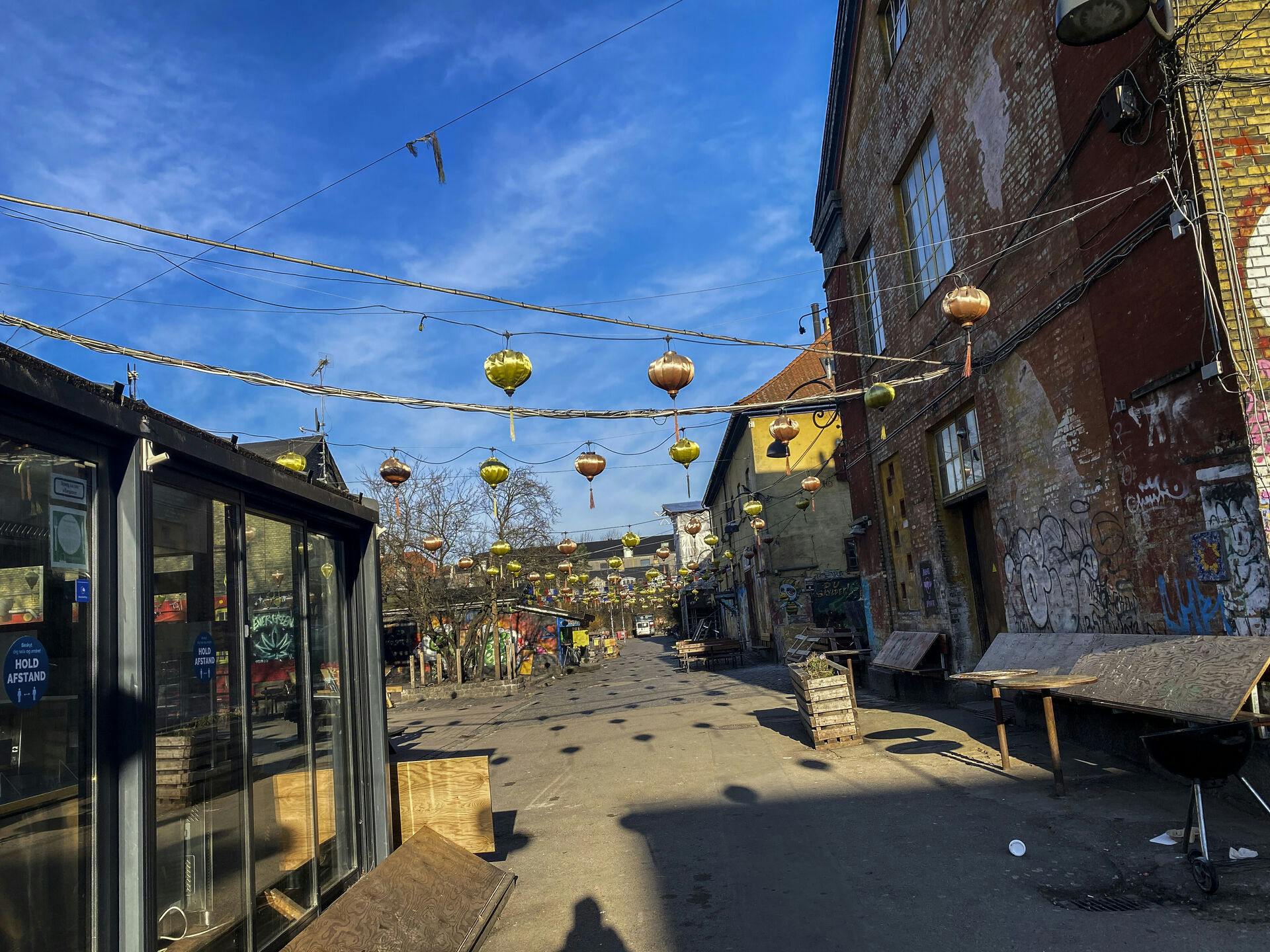 Pusher Street på Christiania, onsdag den 10. marts 2021. Københavns Politi har onsdag morgen gennemført en koordineret aktion, hvor 25 personer er anholdt og sigtet for at stå bag organiseret hashsalg på Christiania, mens området har været lukket ned på grund af Covid-19.(foto: Martin Sylvest/Ritzau Scanpix 2021)