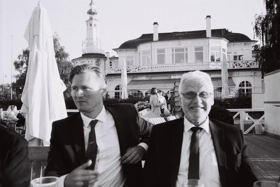 Simon Lennet til venstre og hans far til højre.