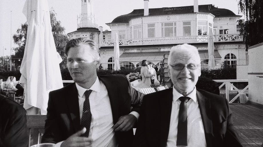 Simon Lennet til venstre og hans far til højre.