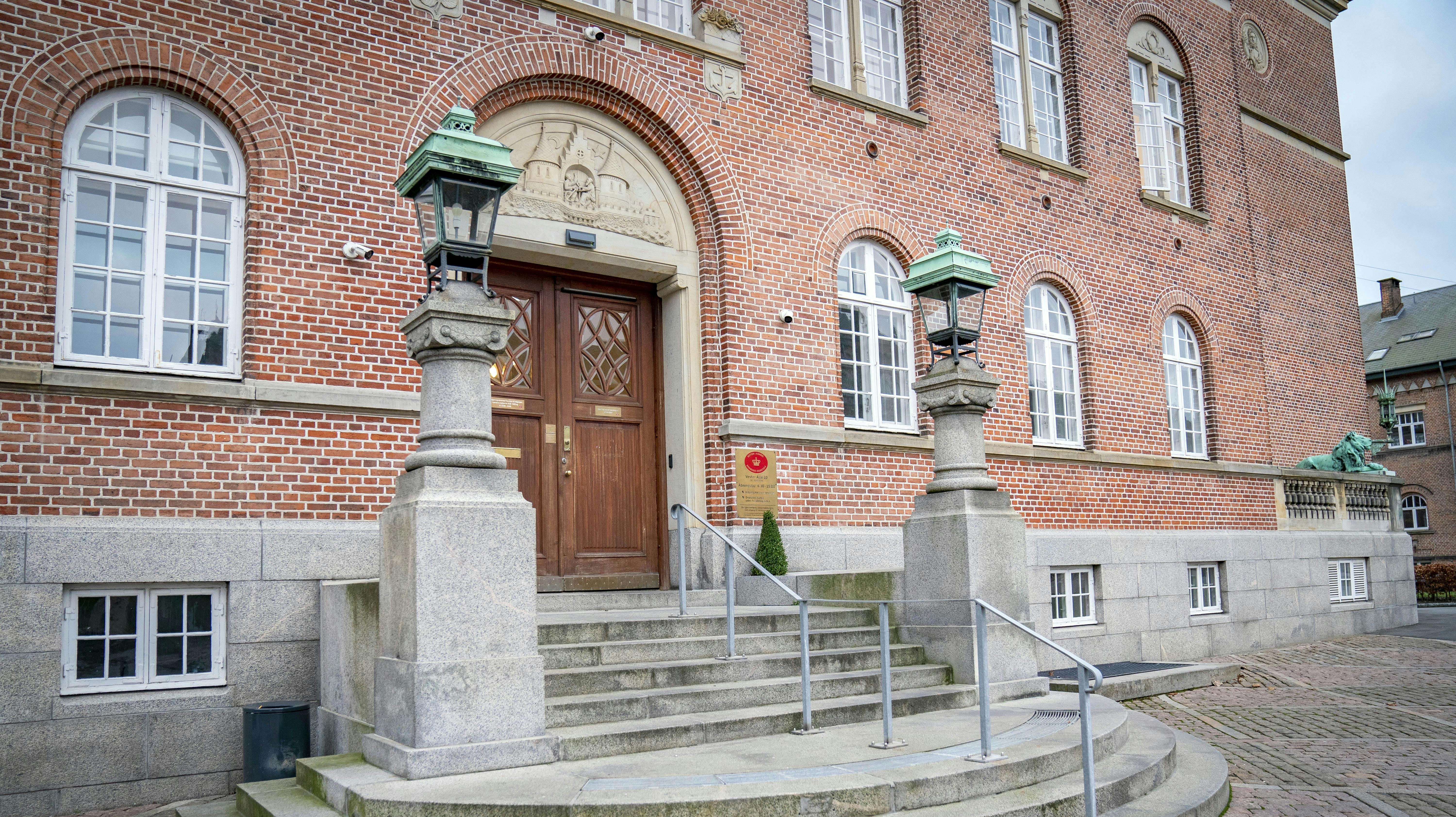 Manden er sigtet for drabsforsøg, ulovlig våbenbesiddelse, trusler på livet, grov vold og ulovlig indtrængen.