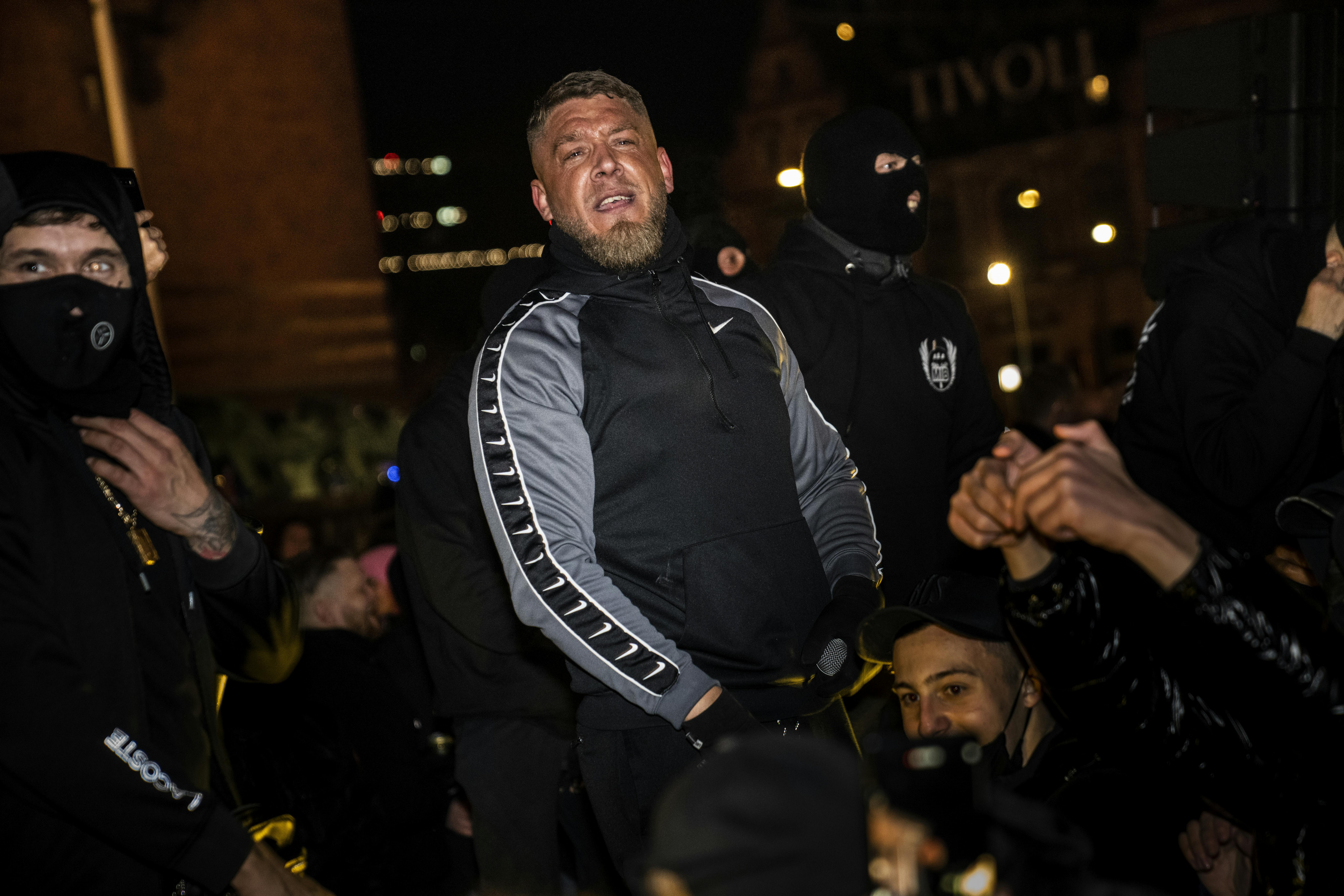 Danny Rosenberg på scenen. Men In Black demonstrerer imod coronaparagraf. Protestbevægelsen Men In Black demonstrerer imod corona-paragraffen, der i straffeloven gør det muligt at forhøje straffe til det dobbelte, i København lørdag aften den 27. marts 2021.(foto: Martin Sylvest/Ritzau Scanpix 2021).