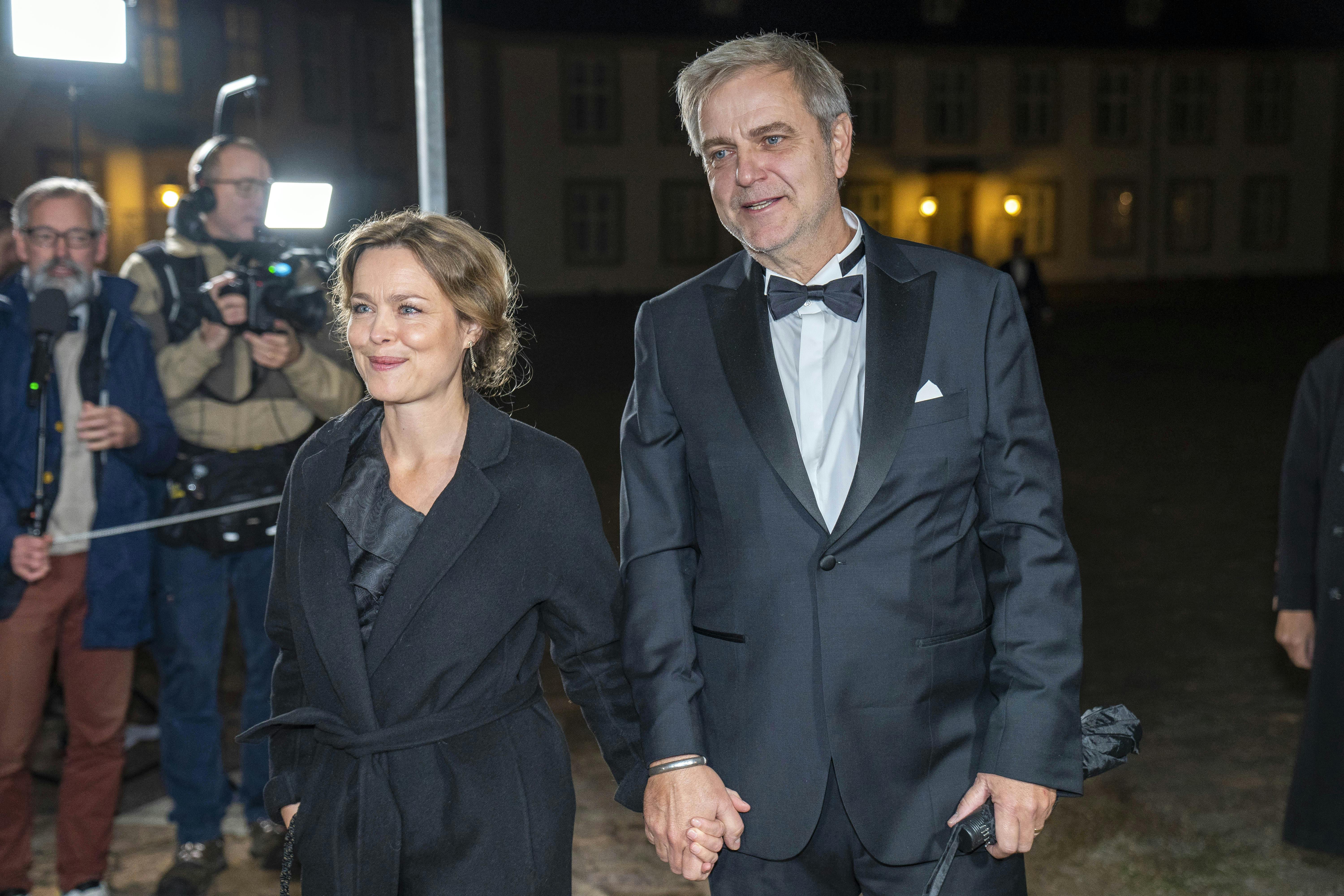 Dronningen afholder koncert og middag på Fredensborg Slot. Kronprinsparret/prins Joachim og prinsesse Marie deltager. ankomst Kl. 19.00.Dronningen ønsker i år at anerkende de mange mennesker, der arbejder inden for den danske filmbranche og inviterer derfor repræsentanter fra forskellige grene af branchen til koncert og efterfølgende middag i Kuppelsalen på Fredensborg Slot. Profiler: Dronning Margrethe, kronprinsparret samt prins Joachim og prinsesse Marie samt kendte ansigter fra filmranchen