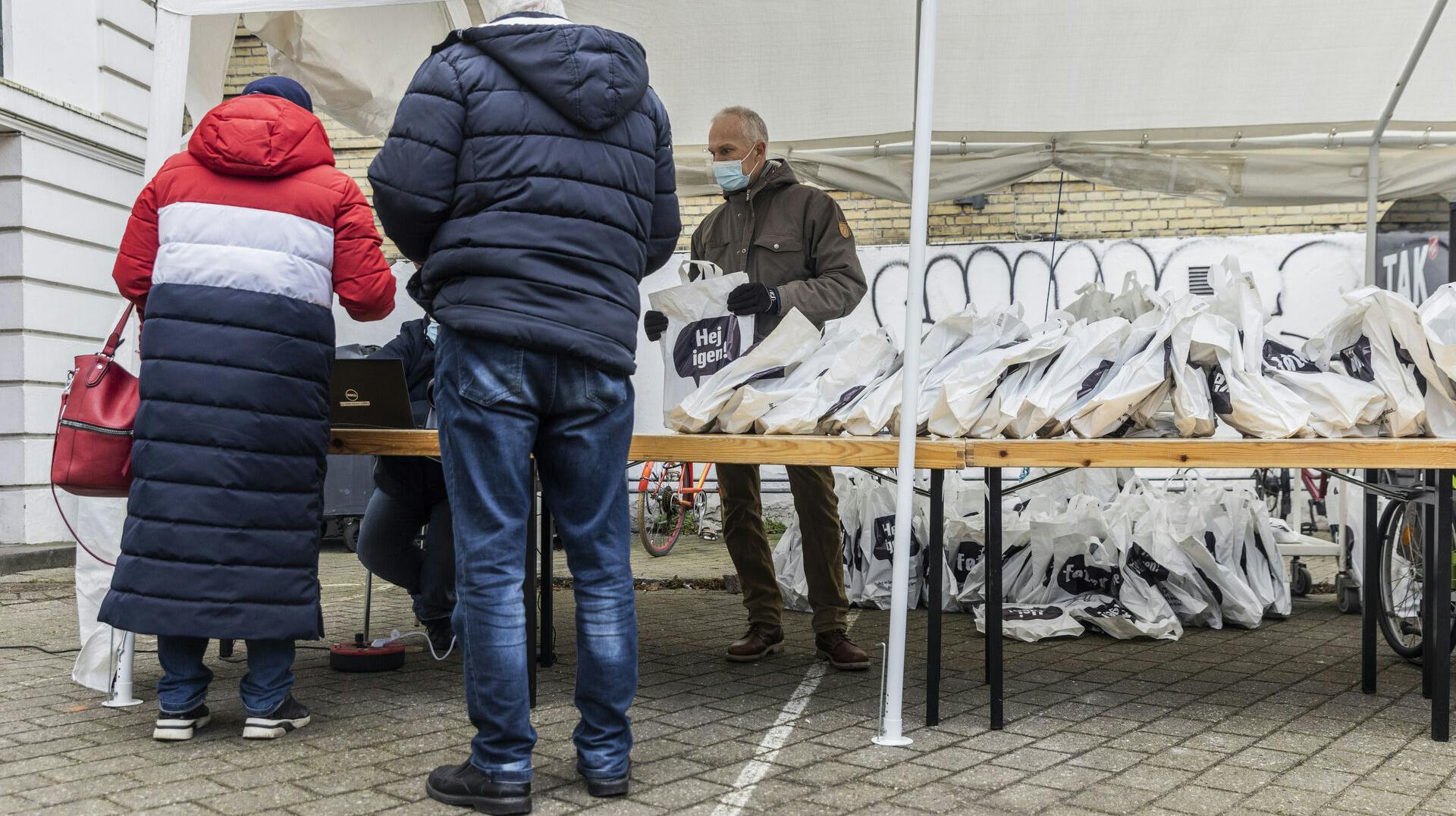 Samlet set er mindst 100.000 ansøgninger om julehjælp landet hos landets største juleorganisationer i år.