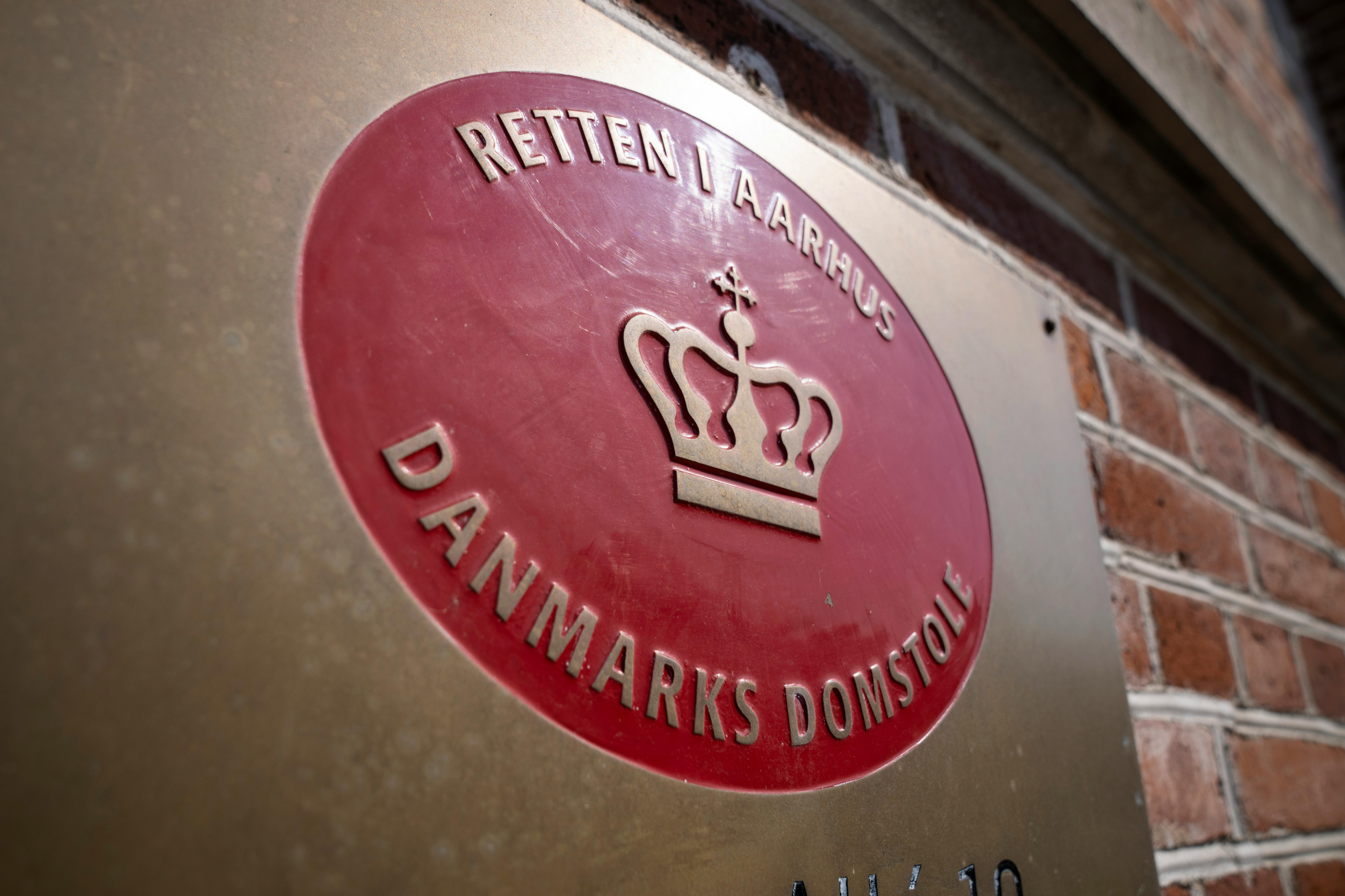 En 20-årig mand bliver onsdag formiddag fremstillet i grundlovsforhør i Retten i Aarhus, og rækken af sigtelser mod ham er lang.