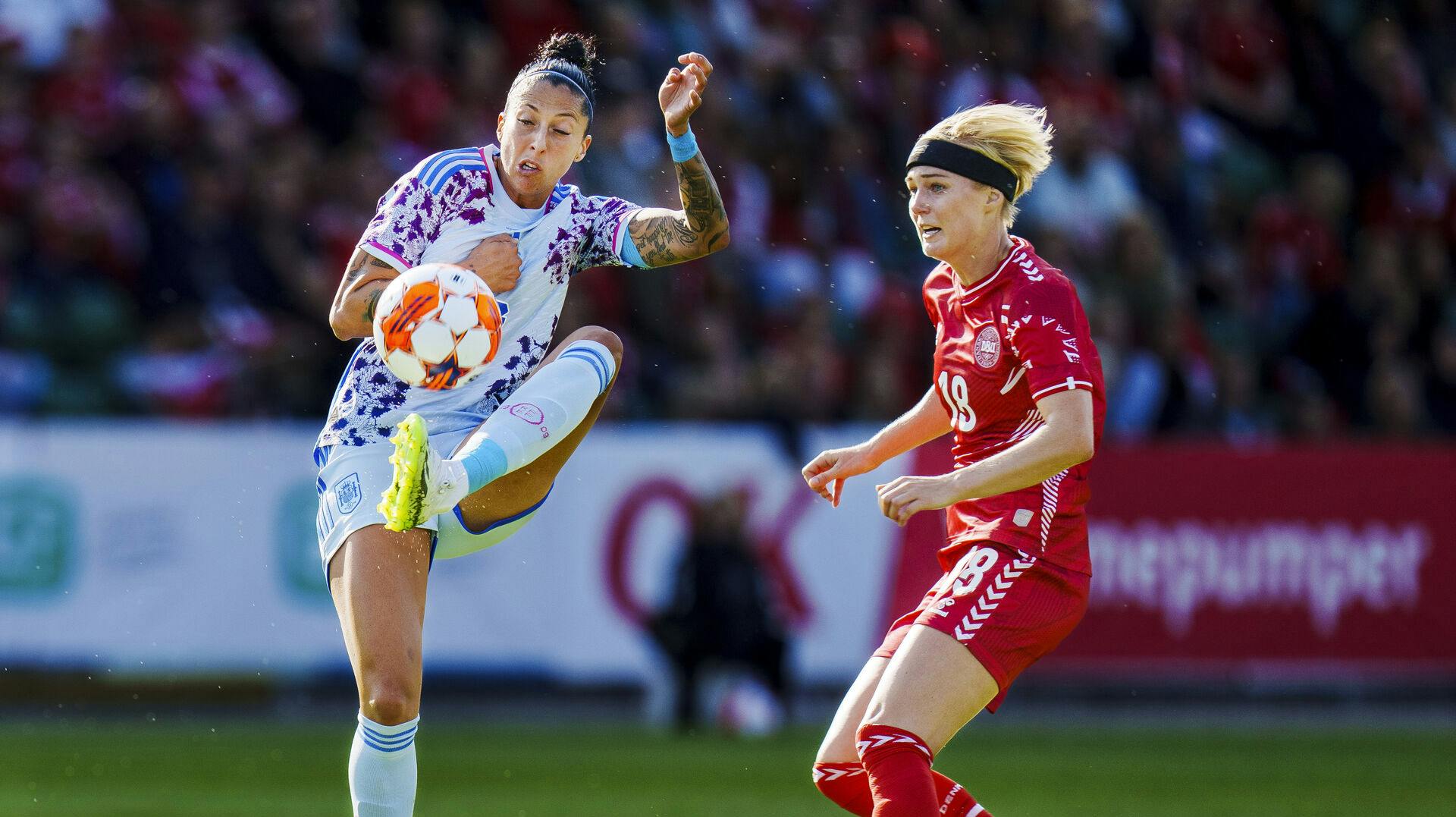 Luna Gevitz i duel med spanske Jennifer Hermoso på Gladsaxe Stadion i juli. 