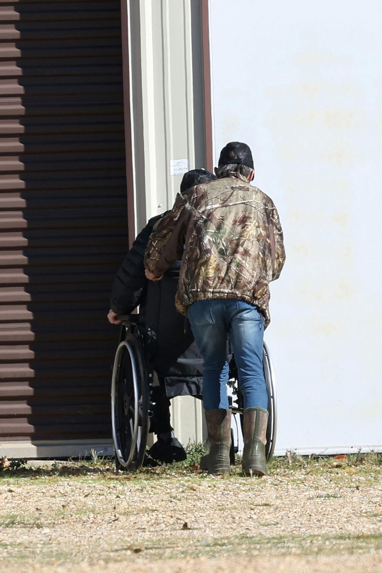 Jamie Spears ankommer til at varelager i Kentwood, Louisiana i kørestol, efter han tidligere på måneden fik amputeret det ene ben.