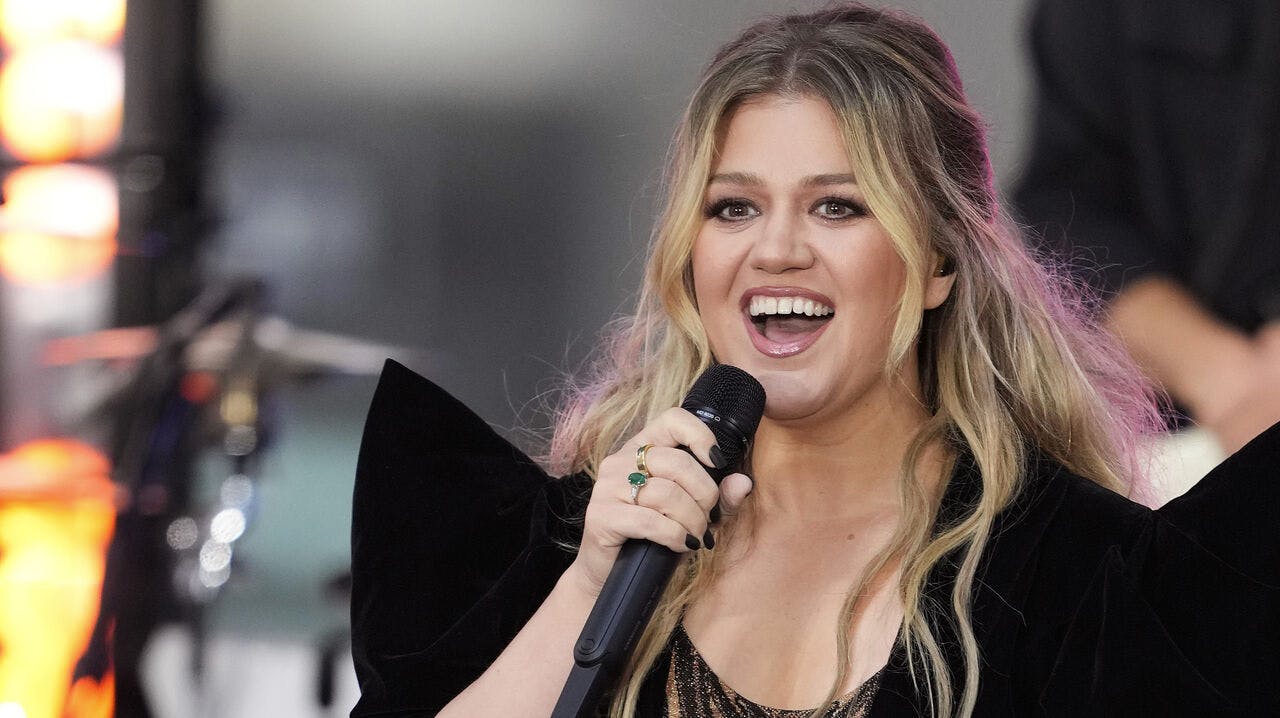 Kelly Clarkson giver os mere, end vi havde bedt om i sit talkshow.