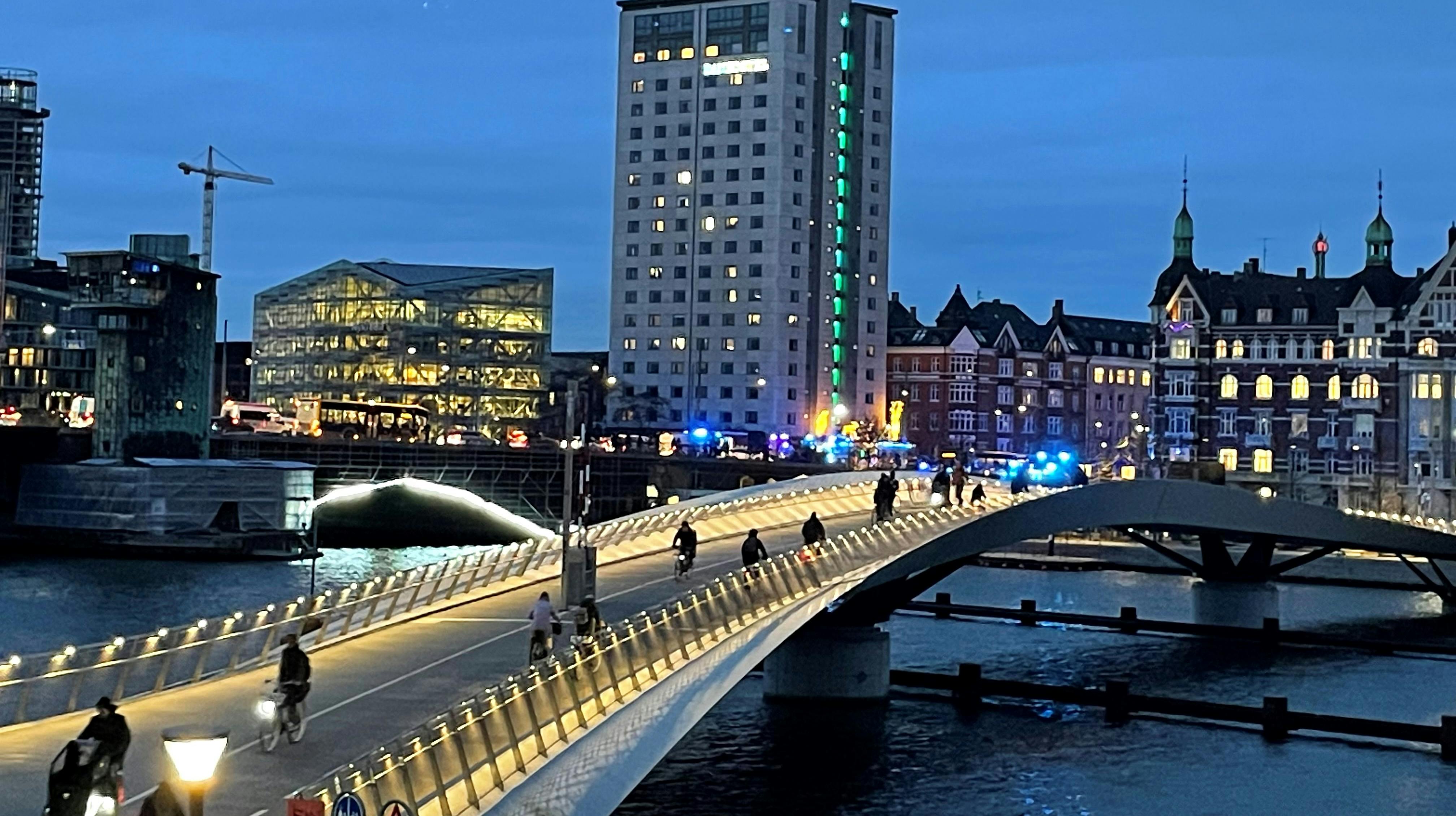 Politiet er massivt til stede ved Langebro onsdag morgen.
