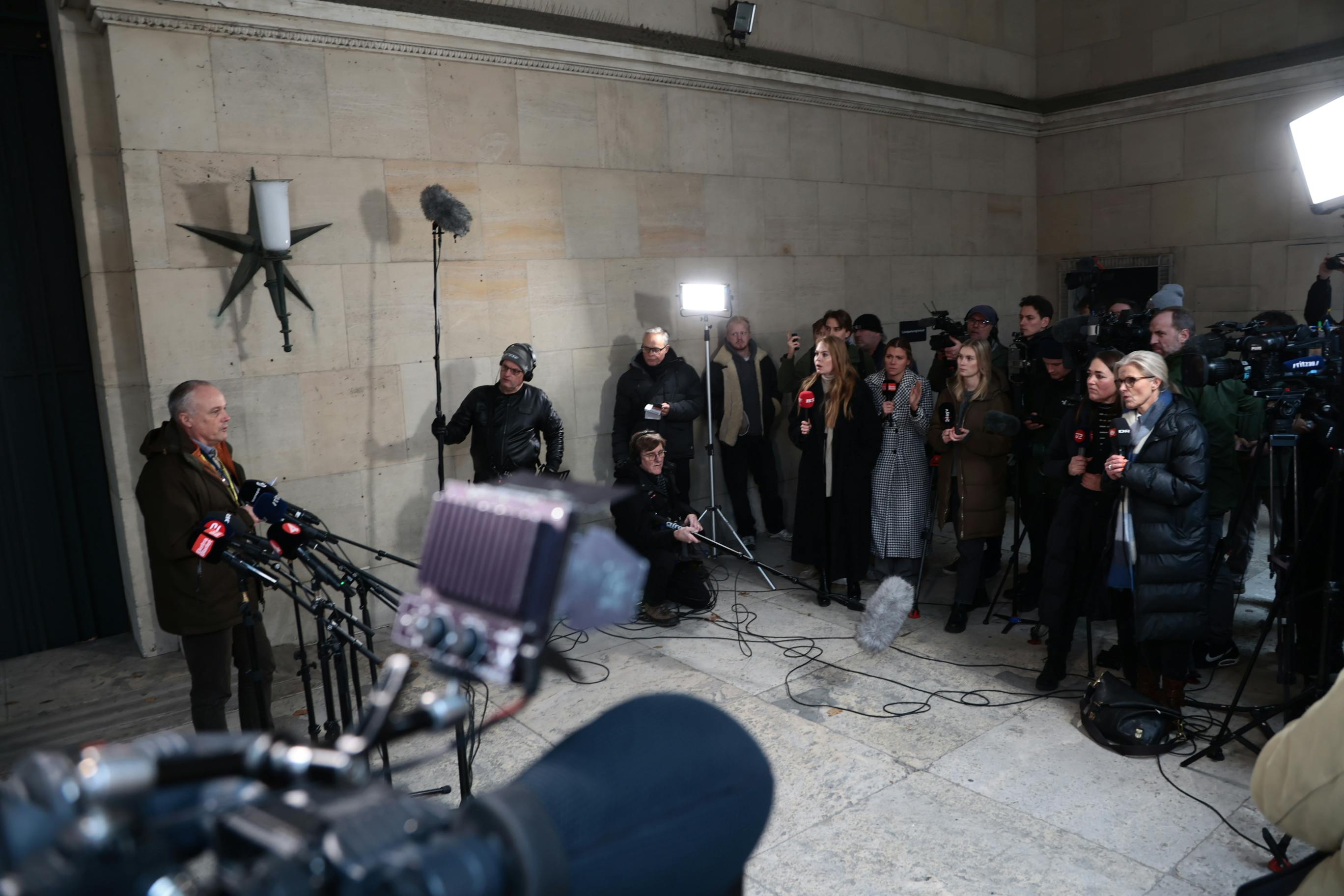 Tre personer er tidligt torsdag anholdt for at planlægge en terrorhandling.