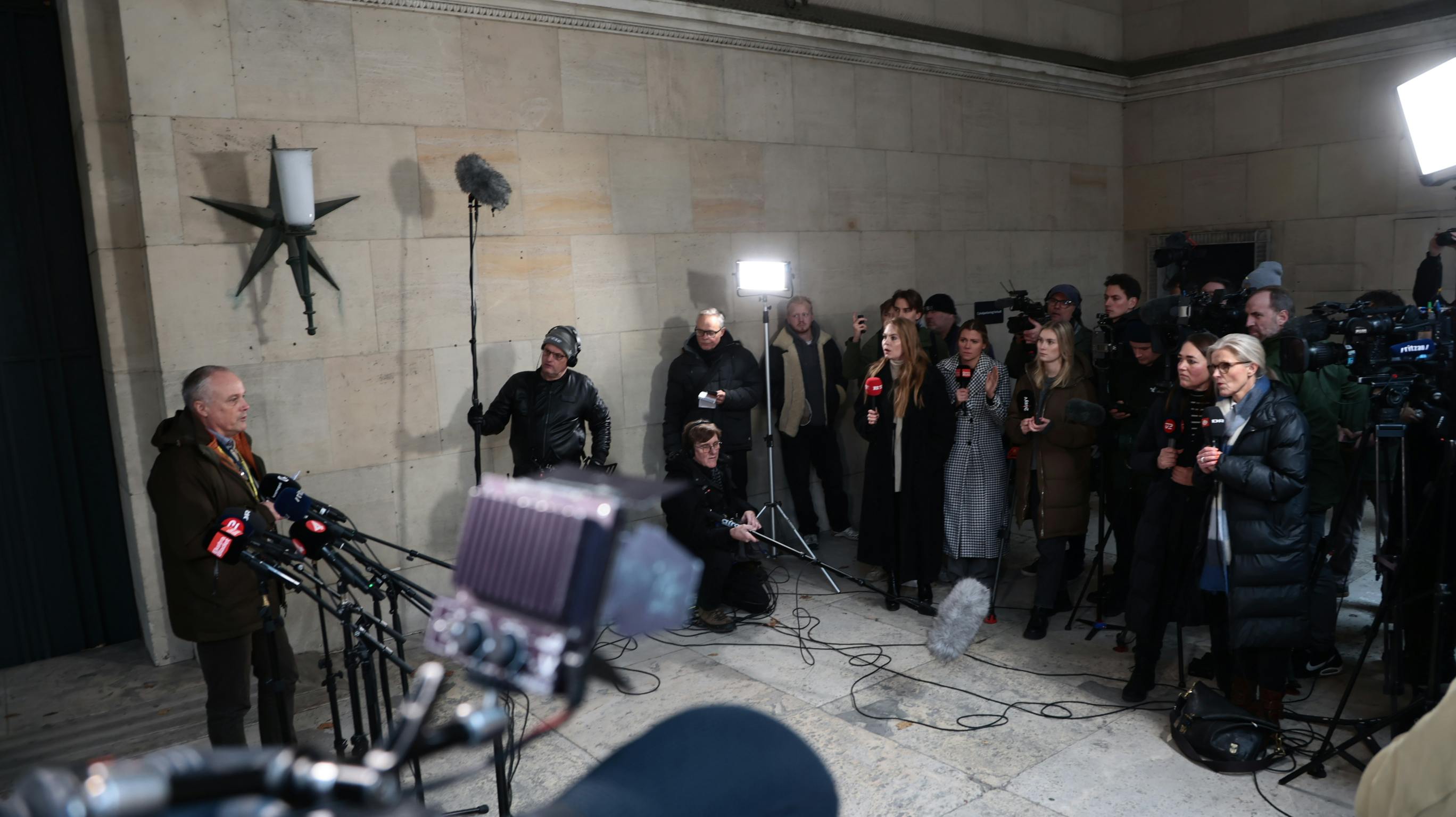 Tre personer er tidligt torsdag anholdt for at planlægge en terrorhandling.