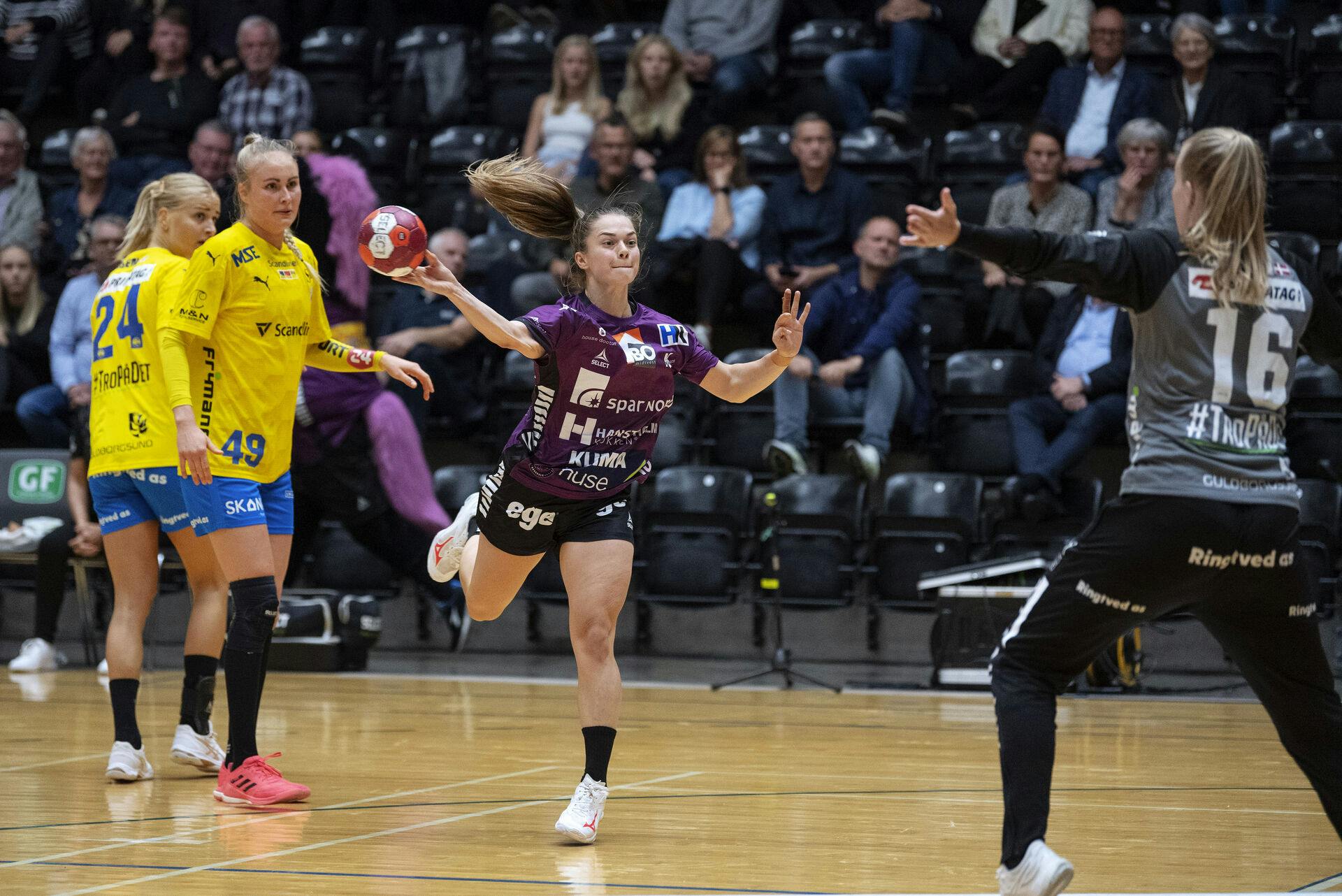 Imens Louise Egestorp i dag har stoppet karrieren, har Emma Friis, som her skyder mod netop Egestorp, stor succes på det danske kvindelandshold.