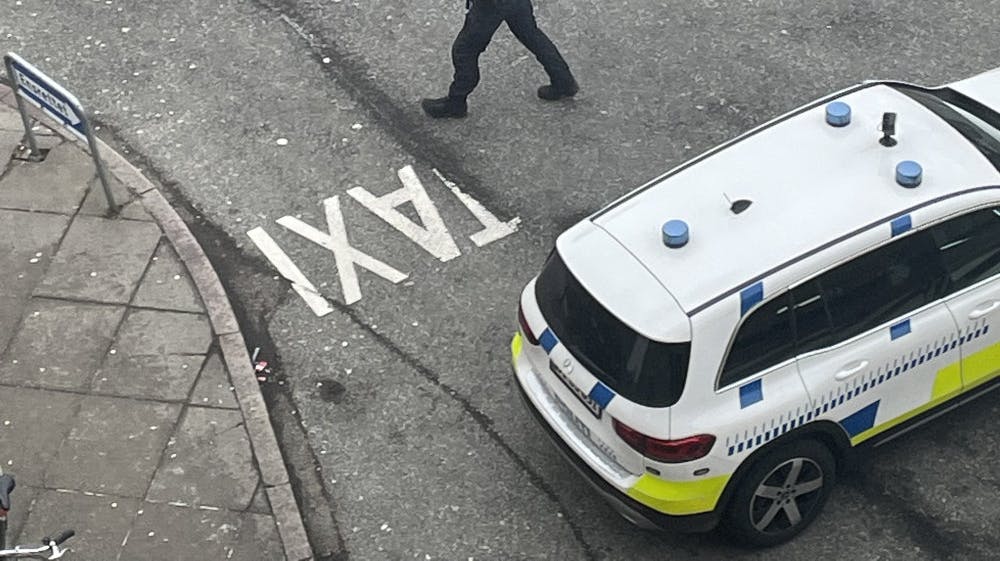 Politiet beder folk trække væk fra banegårdens område. 