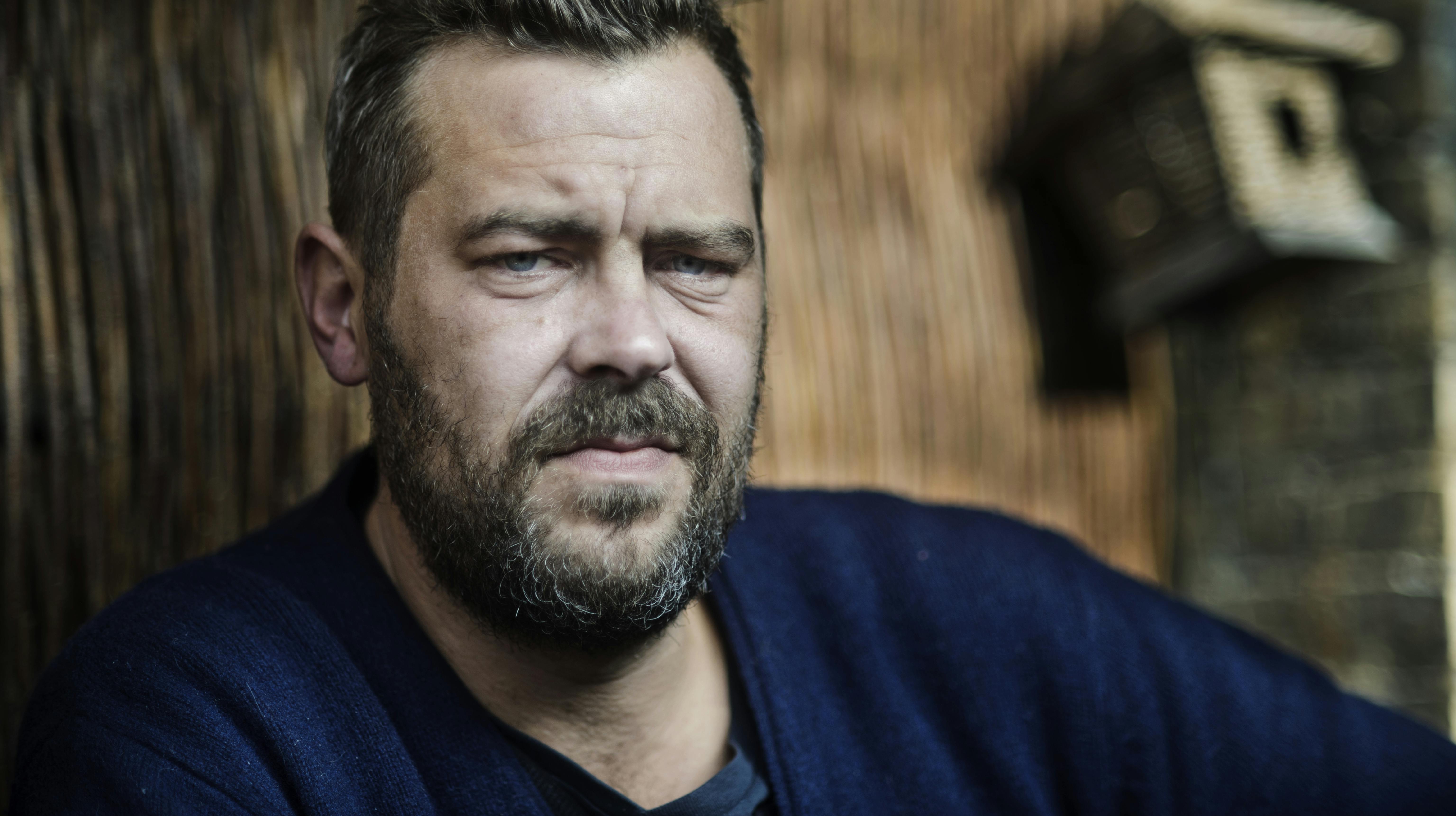 Forfatter Kaspar Colling har skrevet en roman om borgerkrig i et fremtidigt Danmark.