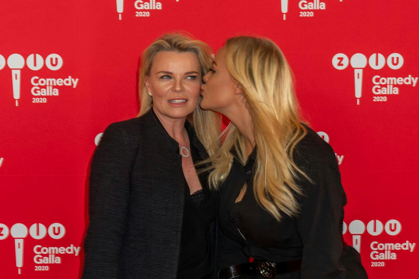 Elvira hævder, at hun intet har fået af sin mor, Katarina Pitzner. Og da hendes hund tissede på et af mors tæpper, måtte hun betale 50.000 kr. for et nyt.