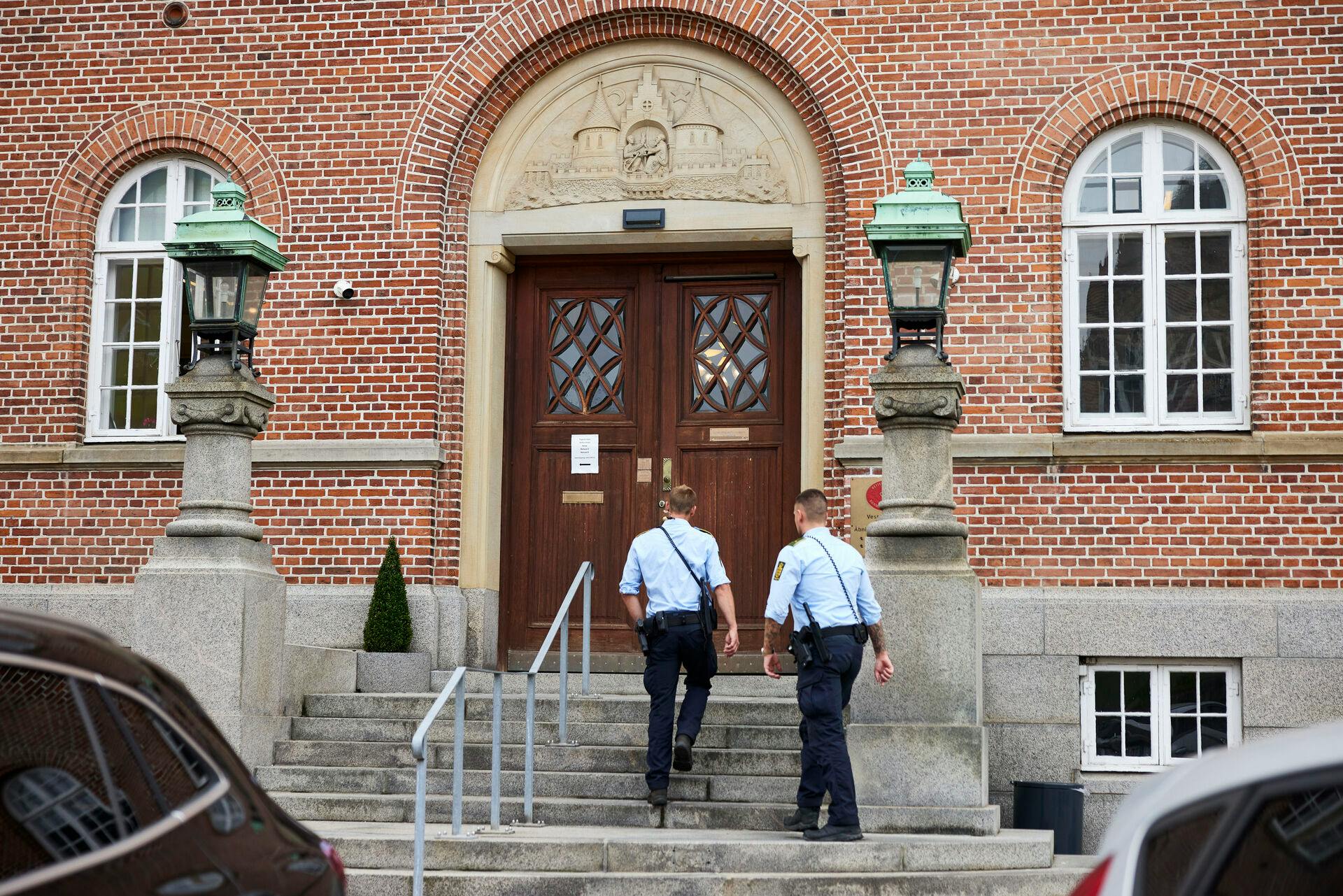En ung mand er fredag blevet fremstillet i grundlovsforhør, sigtet for at skyde en mand i hovedet.