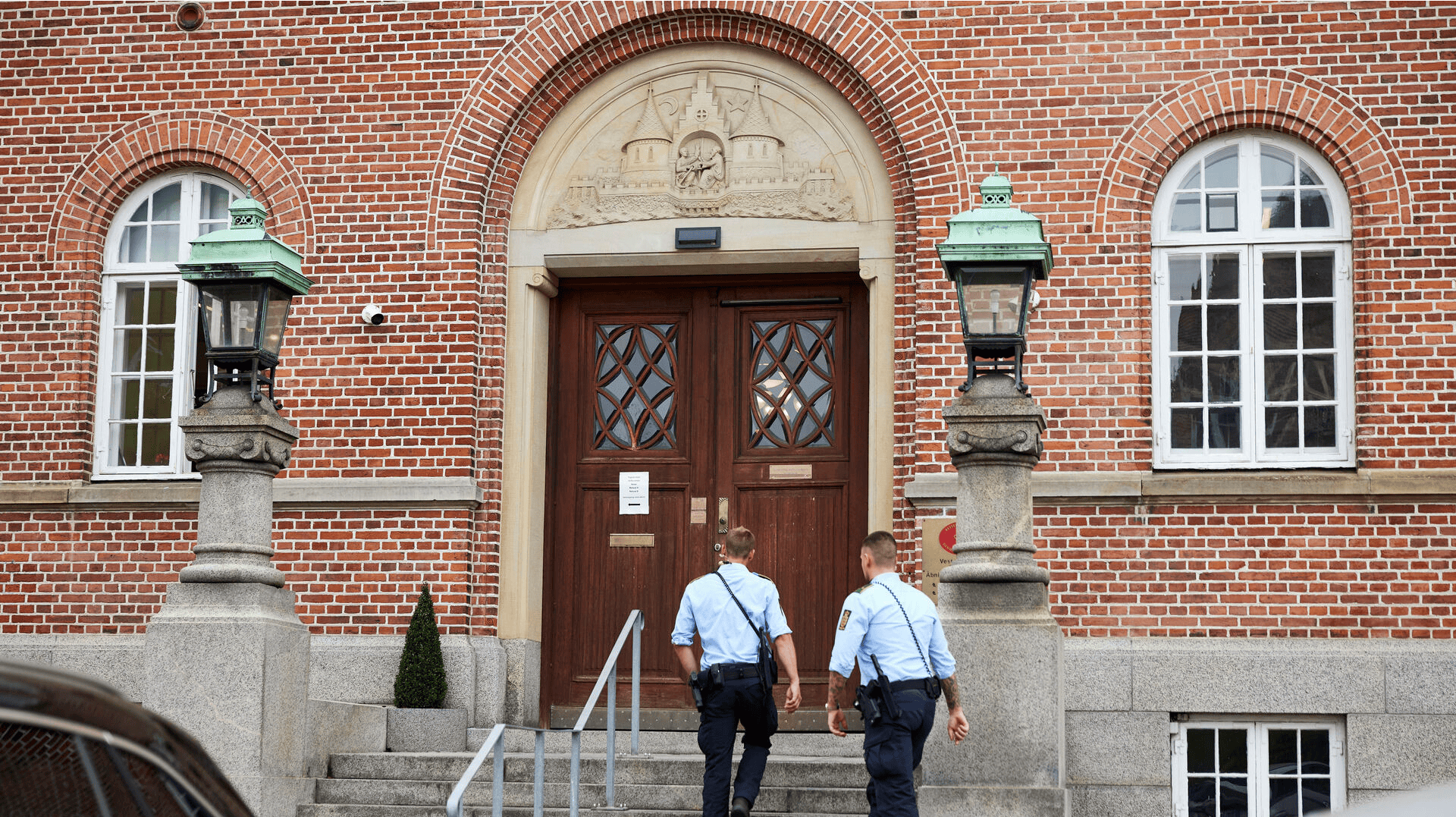 En ung mand er fredag blevet fremstillet i grundlovsforhør, sigtet for at skyde en mand i hovedet.