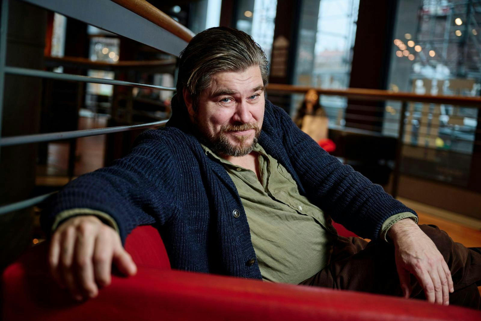 I mange år forsøgte Rasmus Bjerg, 47, at behage sig igennem livet, men det er han stoppet med: – Pleaseren er gemt lidt væk. Det er en kæmpe befrielse. Jeg tror, at det er alderen, der har gjort det.