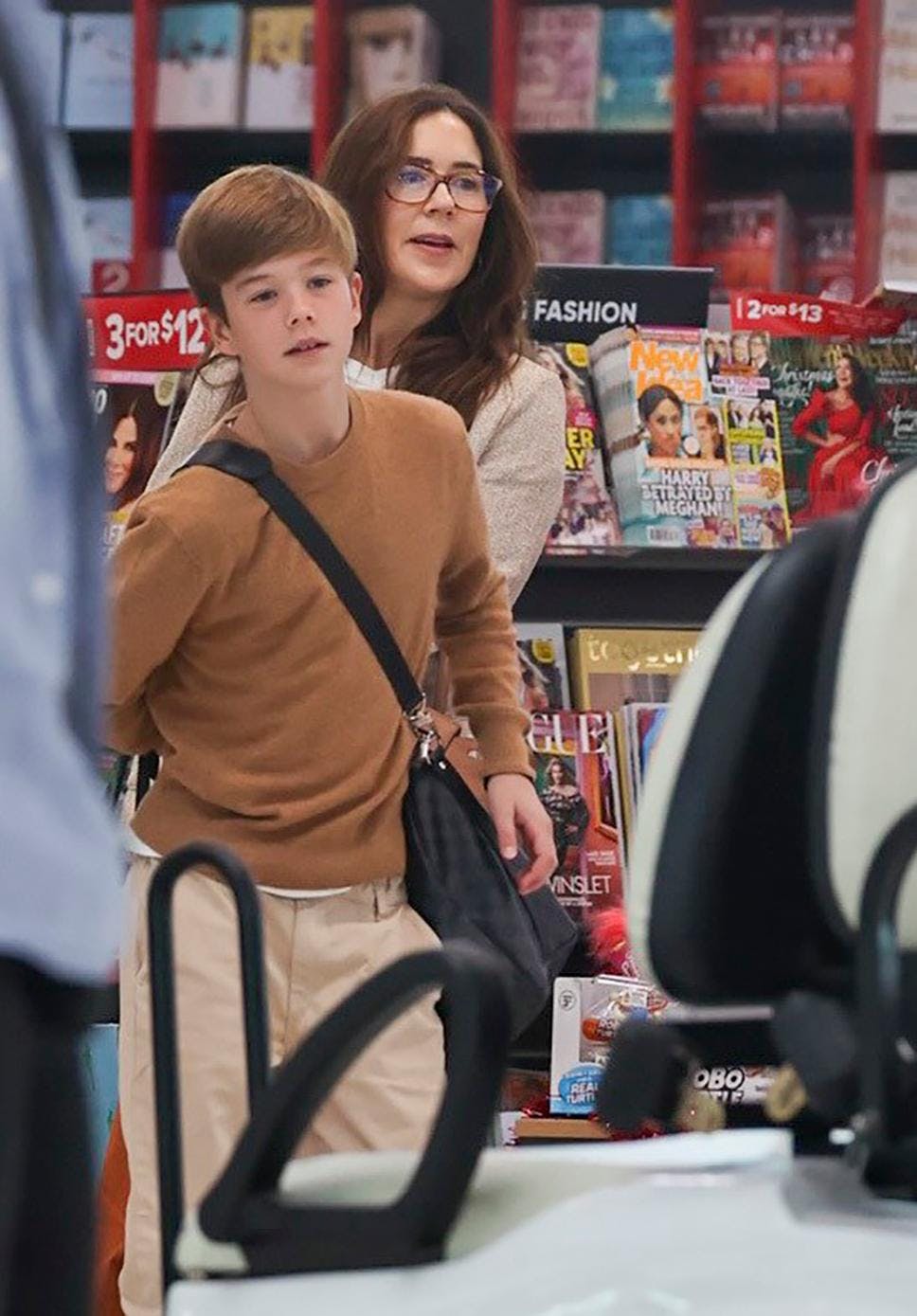 Prins Vincent, 12, fulgte mor rundt i lufthavnen, inden næste fly gik mod Tasmanien.