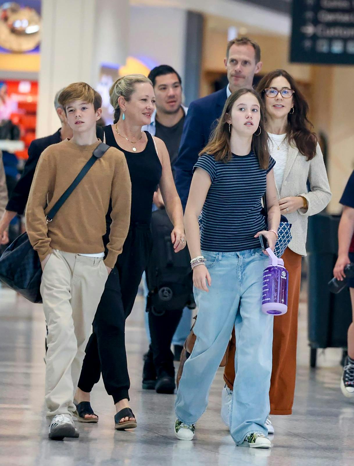Sammen med Amber Petty, 53, slentrede Mary, 51, Vincent og Josephine, 12, gennem den internationale lufthavn i Sydney, inden turen gik videre til Tasmanien, hvor hendes far, papmor og søstre bor.