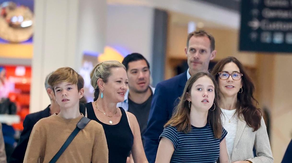 Sammen med Amber Petty, 53, slentrede Mary, 51, Vincent og Josephine, 12, gennem den internationale lufthavn i Sydney, inden turen gik videre til Tasmanien, hvor hendes far, papmor og søstre bor.