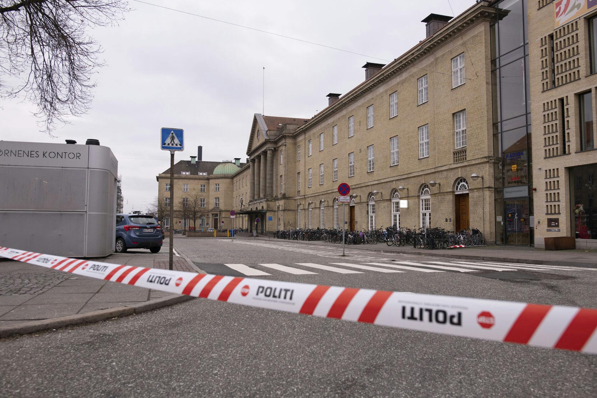 Banegårdspladsen i Aarhus lukkede torsdag ned, efter der var blevet indringet en bombetrussel. Drengen indrømmer nu at stå bag opkalder.