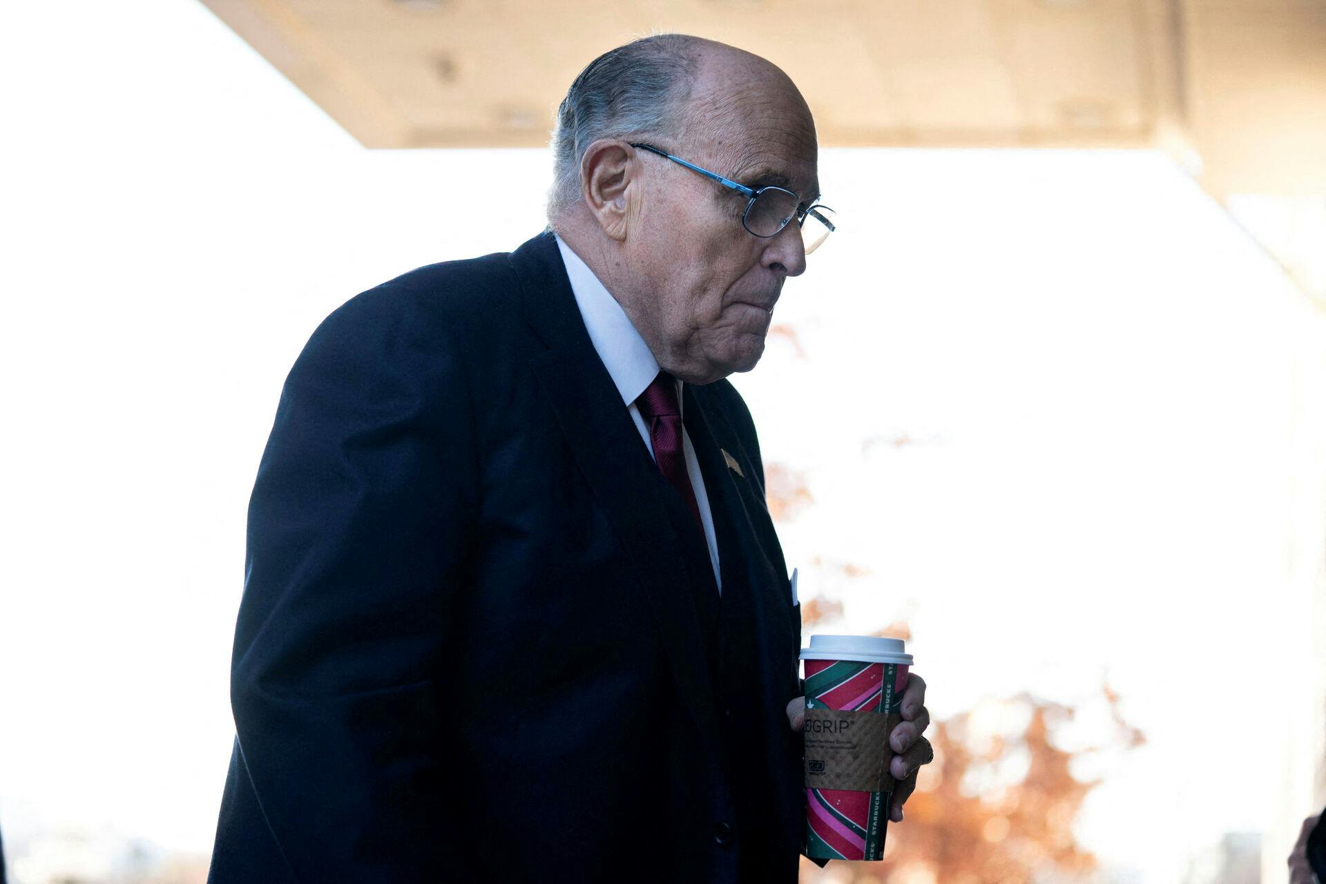 Tidligere Trump-advokat Rudy Giuliani skal betale 148 millioner dollar i erstatning. 