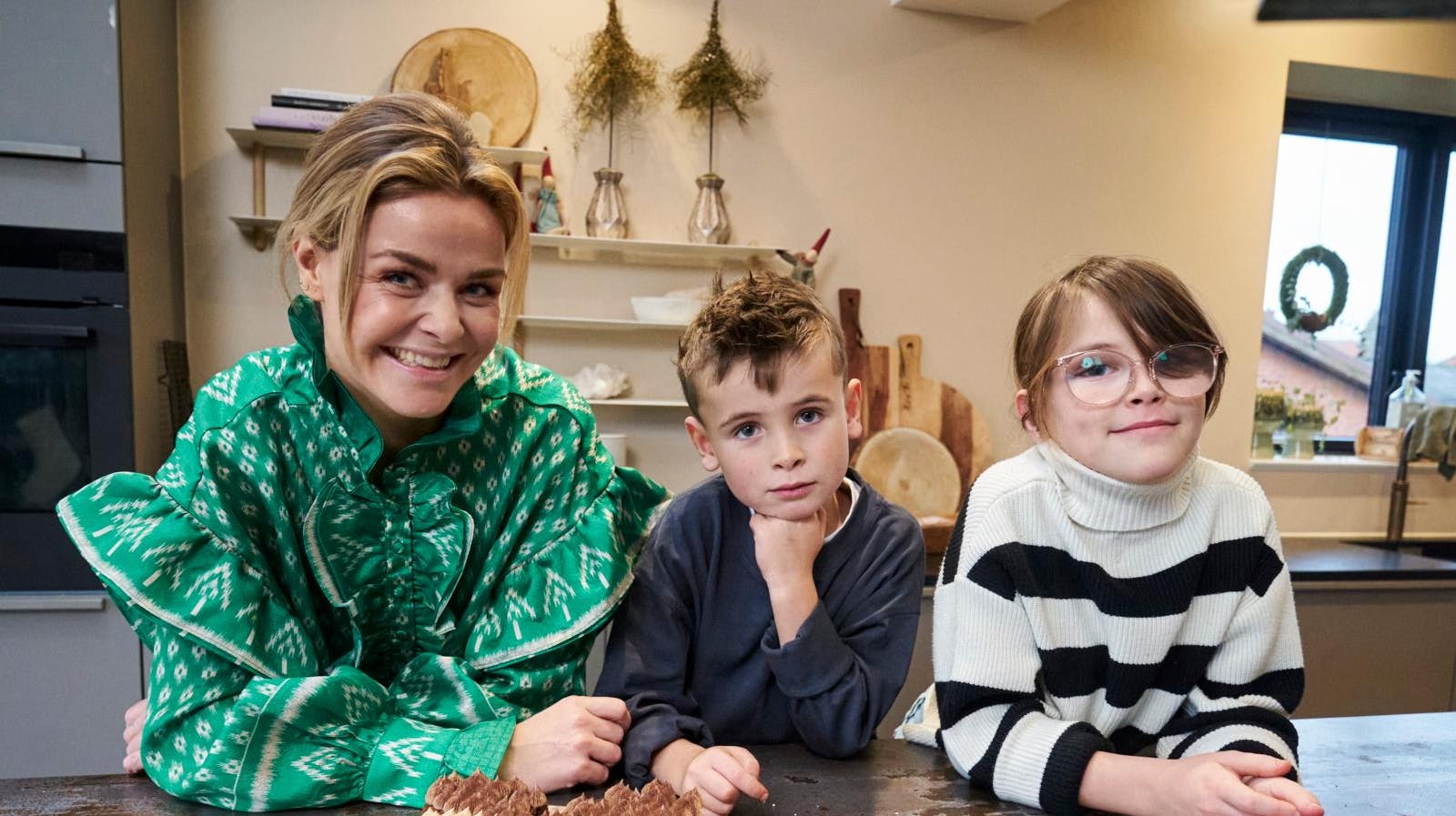 Ditte Julie Jensen, 36, nyder at være i køkkenet med sine børn, Albert på syv og Karla på 10 år. Her har de bagt en Rudolf-kage af chokoladekage og brugt resterne til romkugler.