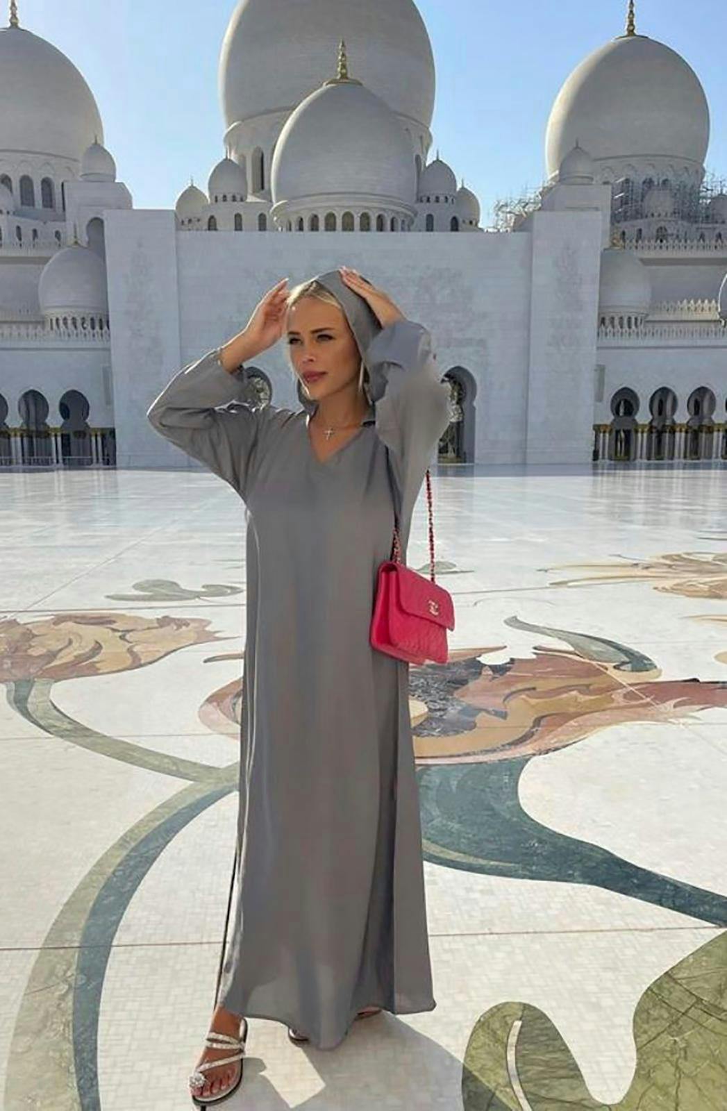 En elefant i en glasbutik – eller Elvira med et kors om halsen foran en moské. Korset opfattes af mange muslimer som en provokation.