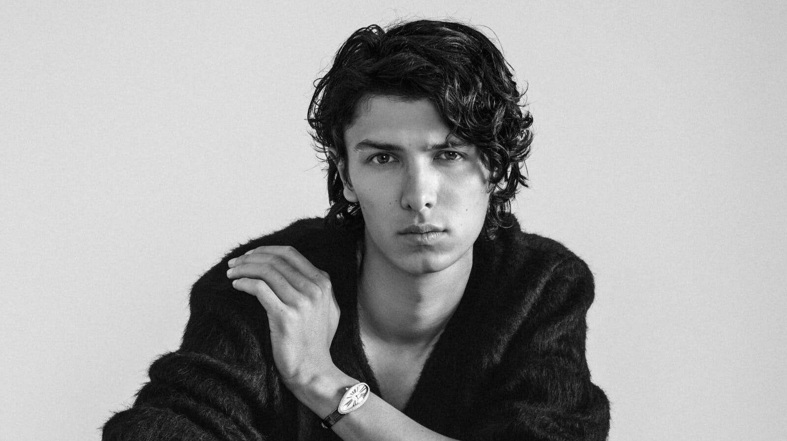 Grev Nikolai, 24, i sit seneste reklamearbejde – for ingen ringere end det eksklusive smykkebrand Cartier.